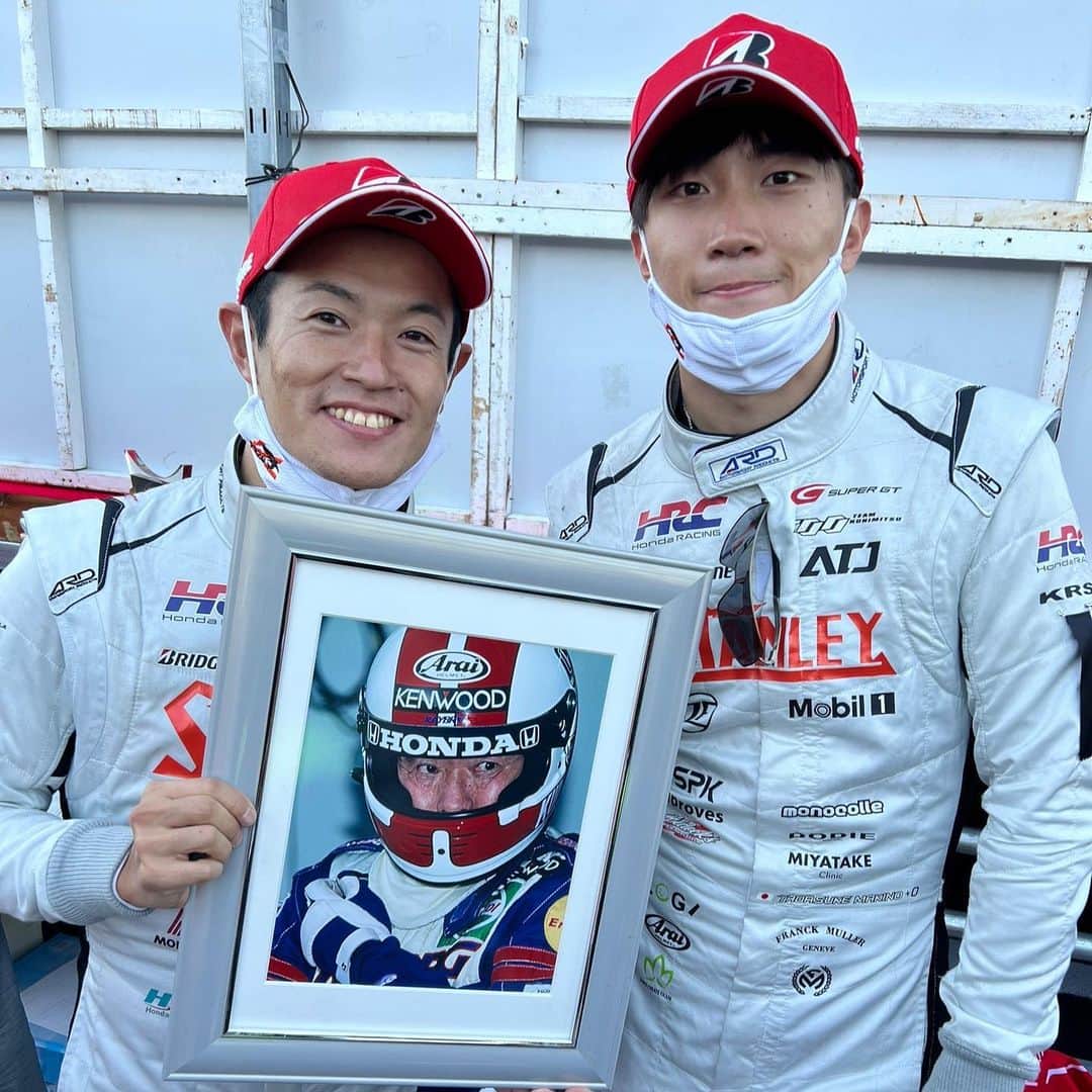 山本尚貴さんのインスタグラム写真 - (山本尚貴Instagram)「タダスケとの3勝目🏆 タイトル獲得とはならなかったですが、予選から僕たちドライバーとチームのスピードと強さを示すことが出来た最高な1戦でした！  後半スティントは予定よりも燃料が入り切らなかったことでの燃費走行に加えてエンジン系のトラブルで終盤にアラームが出たりと見た目以上にヒヤヒヤものでしたが、何とかトップで帰ってくることが出来ました。  最終戦の戦い振り、きっと天国の国光さんも喜んで下さったことかと思います✨ チームのみんなとHRC、ブリヂストン、スポンサーさん、 そしてたまにふざける最高のパートナーに感謝です！😂  そして応援して下さったファンの皆さん、今年も1年間応援して下さってありがとうございました👏 また来年も一緒に戦いましょう💪  @impul_official  @hiraminekazuki  @berbaguette  チャンピオン獲得おめでとうございました👏  @supergt_official  @hondaracingglobal」11月7日 3時38分 - naokiyamamoto70