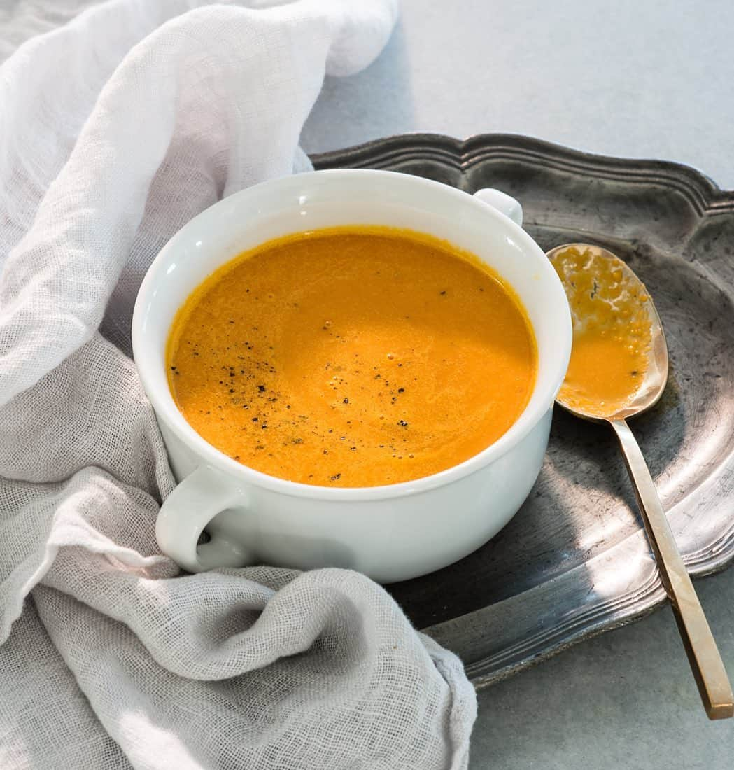 アリ・ラーターさんのインスタグラム写真 - (アリ・ラーターInstagram)「I hope everyone is having a beautiful Sunday! I got a lot of requests for this carrot ginger soup so I’m sharing the recipe. It is so bright, tangy, creamy, healthy and delicious. My kids love it too. Enjoy! 🥕🥕🥕Sauté 1/2 cup onion in 2 TBLS coconut oil, add 4 cups carrots, 4 cups veg broth, 1 cup orange juice, 1 TBLS grated ginger, and a squeeze of lemon. Simmer for 20 minutes, purée and then return to pot and stir in 1 can of coconut milk. Salt and pepper to taste. 😘」11月7日 3時34分 - alilarter