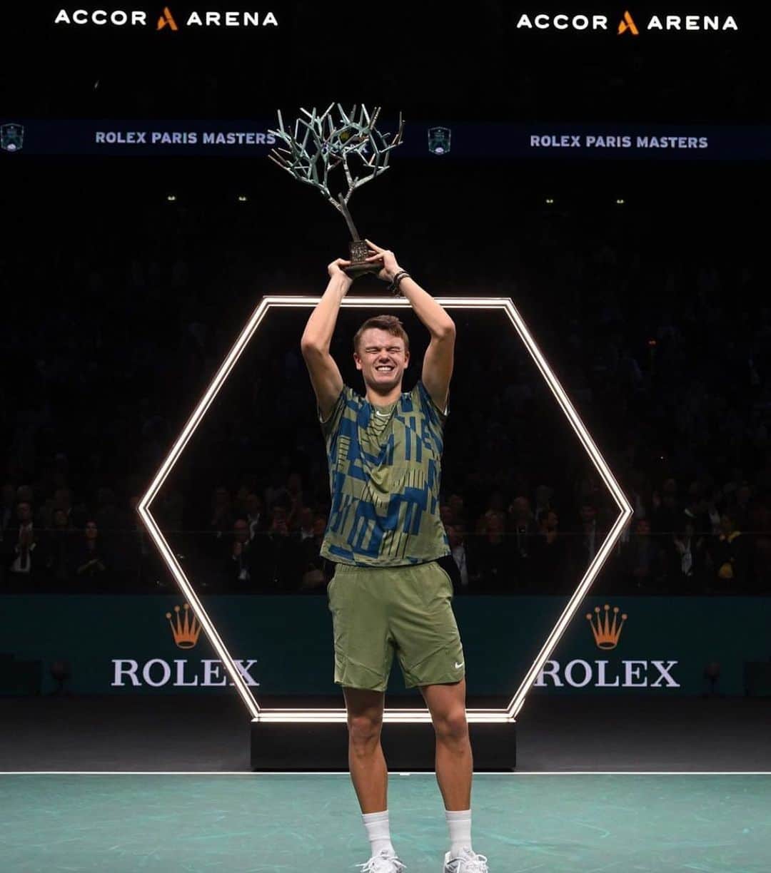 のインスタグラム：「Wasn’t sure I ever wanted to watch tennis again after Federer retired I’ve changed my mind  AMAZING HOLGER CONGRATULATION 🤘🏆」