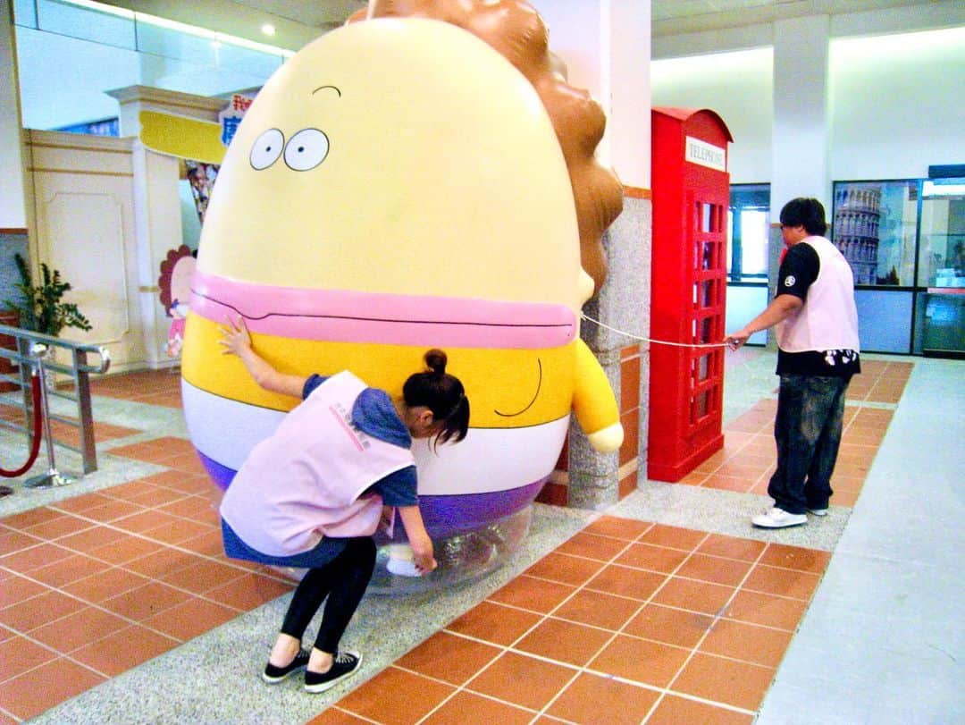 けらえいこのインスタグラム：「あたしンちのぬいぐるみが台湾でも発売されました。どうぞよろしくお願いします🙏☺️  Fun box toys 我們這一家 👈👈👈請搜索💛  画像はぬいぐるみと関係ない台湾の思い出☺️  2009年🇹🇼台中であたしンち展が行われた時で、 まだスマホを持ってなくでPHSで撮った、新幹線や駅弁など🥰  弾丸旅行でしたけど、台湾の人は心があったかい✨ということがよく分かりました。   #謝謝台灣 #台湾新幹線 #我們這一家」