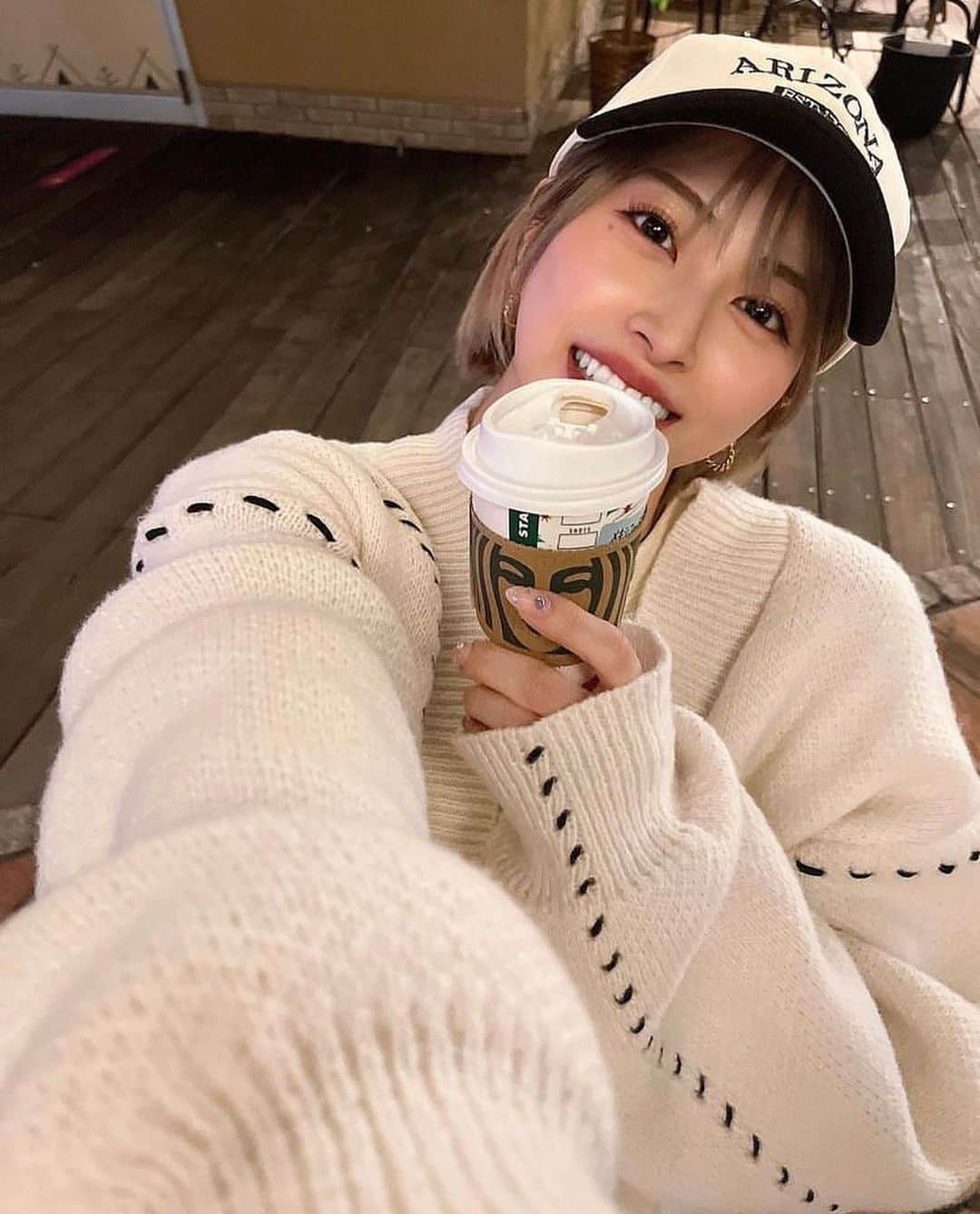 美女美容事情さんのインスタグラム写真 - (美女美容事情Instagram)「《スタバ×キャップ女子🧢💕》⁠ *⠀⠀⠀⠀⠀⠀⁠⠀⁠⠀⁠⠀⁠⠀⁠ 今回ご紹介させて頂きますのは!!👀❤️⁠⠀⁠⠀⁠⠀⁠⠀⁠ しよりさん<@shiyooori> の素敵なお写真📸⠀⁠⠀⁠⠀⁠ *⠀⁠ 笑顔がすごく輝いてかわいいですね😆✨⠀⠀⠀⁠⠀⁠⠀⁠⠀⁠⠀⁠ こんな美人さんとカフェデートしてみたいです🥤🧡 *⠀⁠⠀⁠⠀⁠⠀⁠⠀⁠ しよりさん<@shiyooori> 素敵な投稿をありがとうございました☺️📸✨⠀⁠ しよりさんのアカウントには他にも素晴らしい投稿が沢山ありますので是非覗いてみてくださいね💁‍♀️💙⁠ ⁠ ⠀⠀⁠⠀⁠⠀⁠⠀⁠ △▼△▼△▼△▼△▼△▼△▼△▼△▼ ⁠⠀⁠⠀⁠⠀⁠ ❤️🧡💛「ビジョビ (美女美容事情)」💚💙💜⠀⠀⠀⠀⠀⠀⠀⠀⠀⠀⠀⠀⠀⠀⁠⠀⁠⠀⁠⠀⁠⠀⁠⠀⁠ 👇掲載ご希望の方は👇⠀⠀⠀⠀⠀⠀⠀⠀⠀⠀⠀⠀⠀⠀⠀⁠⠀⁠⠀⁠⠀⁠⠀⁠⠀⁠ @b_b_j.jタグ付けと🖤 #ビジョビ ⁠⠀⁠ 🖤タグ付けお願いします⠀⠀⠀⠀⠀⠀⠀⠀⠀⠀⠀⠀⠀⠀⠀⁠⠀⁠⠀⁠⠀⁠⠀⁠⠀⁠ △▼△▼△▼△▼△▼△▼△▼△▼△▼ ⁠⠀⁠ #美女#美人#キャップ#キャップ女子 #カフェ#ショートヘア#休日コーデ #インスタ美人#インスタ美女」11月7日 17時46分 - b_b_j.j