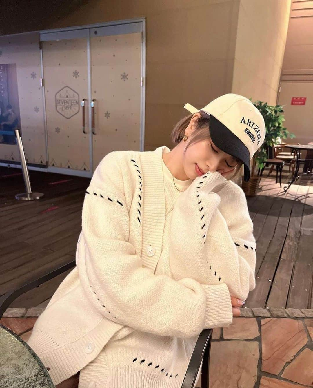 美女美容事情さんのインスタグラム写真 - (美女美容事情Instagram)「《スタバ×キャップ女子🧢💕》⁠ *⠀⠀⠀⠀⠀⠀⁠⠀⁠⠀⁠⠀⁠⠀⁠ 今回ご紹介させて頂きますのは!!👀❤️⁠⠀⁠⠀⁠⠀⁠⠀⁠ しよりさん<@shiyooori> の素敵なお写真📸⠀⁠⠀⁠⠀⁠ *⠀⁠ 笑顔がすごく輝いてかわいいですね😆✨⠀⠀⠀⁠⠀⁠⠀⁠⠀⁠⠀⁠ こんな美人さんとカフェデートしてみたいです🥤🧡 *⠀⁠⠀⁠⠀⁠⠀⁠⠀⁠ しよりさん<@shiyooori> 素敵な投稿をありがとうございました☺️📸✨⠀⁠ しよりさんのアカウントには他にも素晴らしい投稿が沢山ありますので是非覗いてみてくださいね💁‍♀️💙⁠ ⁠ ⠀⠀⁠⠀⁠⠀⁠⠀⁠ △▼△▼△▼△▼△▼△▼△▼△▼△▼ ⁠⠀⁠⠀⁠⠀⁠ ❤️🧡💛「ビジョビ (美女美容事情)」💚💙💜⠀⠀⠀⠀⠀⠀⠀⠀⠀⠀⠀⠀⠀⠀⁠⠀⁠⠀⁠⠀⁠⠀⁠⠀⁠ 👇掲載ご希望の方は👇⠀⠀⠀⠀⠀⠀⠀⠀⠀⠀⠀⠀⠀⠀⠀⁠⠀⁠⠀⁠⠀⁠⠀⁠⠀⁠ @b_b_j.jタグ付けと🖤 #ビジョビ ⁠⠀⁠ 🖤タグ付けお願いします⠀⠀⠀⠀⠀⠀⠀⠀⠀⠀⠀⠀⠀⠀⠀⁠⠀⁠⠀⁠⠀⁠⠀⁠⠀⁠ △▼△▼△▼△▼△▼△▼△▼△▼△▼ ⁠⠀⁠ #美女#美人#キャップ#キャップ女子 #カフェ#ショートヘア#休日コーデ #インスタ美人#インスタ美女」11月7日 17時46分 - b_b_j.j