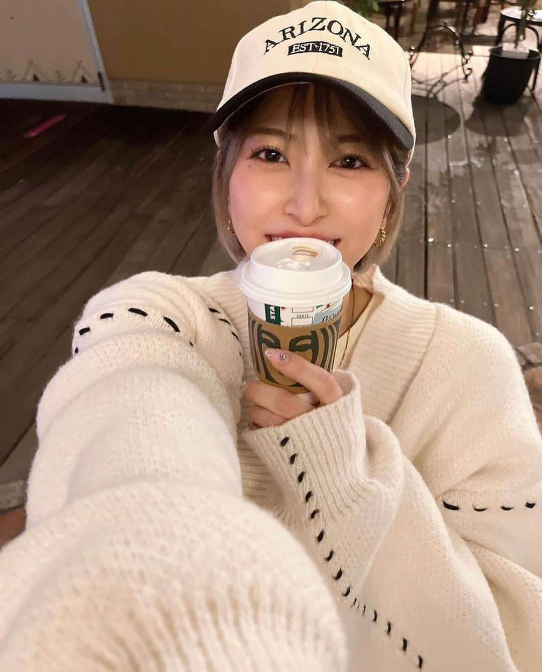 美女美容事情さんのインスタグラム写真 - (美女美容事情Instagram)「《スタバ×キャップ女子🧢💕》⁠ *⠀⠀⠀⠀⠀⠀⁠⠀⁠⠀⁠⠀⁠⠀⁠ 今回ご紹介させて頂きますのは!!👀❤️⁠⠀⁠⠀⁠⠀⁠⠀⁠ しよりさん<@shiyooori> の素敵なお写真📸⠀⁠⠀⁠⠀⁠ *⠀⁠ 笑顔がすごく輝いてかわいいですね😆✨⠀⠀⠀⁠⠀⁠⠀⁠⠀⁠⠀⁠ こんな美人さんとカフェデートしてみたいです🥤🧡 *⠀⁠⠀⁠⠀⁠⠀⁠⠀⁠ しよりさん<@shiyooori> 素敵な投稿をありがとうございました☺️📸✨⠀⁠ しよりさんのアカウントには他にも素晴らしい投稿が沢山ありますので是非覗いてみてくださいね💁‍♀️💙⁠ ⁠ ⠀⠀⁠⠀⁠⠀⁠⠀⁠ △▼△▼△▼△▼△▼△▼△▼△▼△▼ ⁠⠀⁠⠀⁠⠀⁠ ❤️🧡💛「ビジョビ (美女美容事情)」💚💙💜⠀⠀⠀⠀⠀⠀⠀⠀⠀⠀⠀⠀⠀⠀⁠⠀⁠⠀⁠⠀⁠⠀⁠⠀⁠ 👇掲載ご希望の方は👇⠀⠀⠀⠀⠀⠀⠀⠀⠀⠀⠀⠀⠀⠀⠀⁠⠀⁠⠀⁠⠀⁠⠀⁠⠀⁠ @b_b_j.jタグ付けと🖤 #ビジョビ ⁠⠀⁠ 🖤タグ付けお願いします⠀⠀⠀⠀⠀⠀⠀⠀⠀⠀⠀⠀⠀⠀⠀⁠⠀⁠⠀⁠⠀⁠⠀⁠⠀⁠ △▼△▼△▼△▼△▼△▼△▼△▼△▼ ⁠⠀⁠ #美女#美人#キャップ#キャップ女子 #カフェ#ショートヘア#休日コーデ #インスタ美人#インスタ美女」11月7日 17時46分 - b_b_j.j