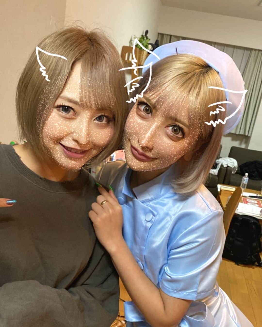 椎木くるみのインスタグラム：「先日業界入る前から、大好きで憧れな @aika_honmono さんと共演できました。 何度か業界辞めようかな、とか真剣に考えていた時期もあったのですが、憧れの大先輩と共演できて、辞めなくて本当に良かった、って心の底から思えました。  また大好きなAIKAさんと、共演させて頂けるよう、頑張ります！ めちゃくちゃモチベ上がりました。ありがとうございました😭  写真は緊張して、顔がガチガチな私ですww 嬉しすぎて、プルプル震えてましたw AIKAさん、めちゃくちゃいい匂いして、やばかった！！ あとめちゃくちゃ優しかったし、面白くて、本当に素敵な先輩だった！ こんな女性になりたい😭😭😭 (溢れ出るヲタク感を、隠しきれない文章になってしまったw) ・ ・ ・ #AIKA #ギャル #ぎゃう #黒ギャル #トレーニー #ワークアウト #ワークアウト女子 #キャバクラ #キャバ嬢 #workout  #me #girl #igers #swag #swagger #l4f #instagood #ootd #gal」