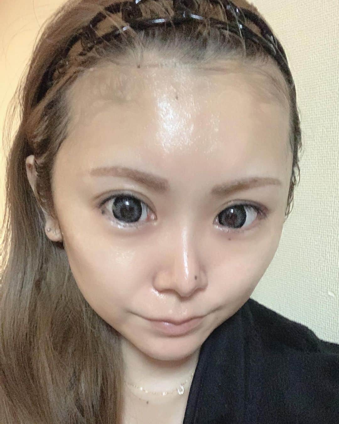 のインスタグラム：「今日は朝5時ごろ目が覚めたら休みだけど寝れなくなったので肌ケア💖  最近肌がごわつくからロダンのスクラブ洗顔して更にCICAのクレイパックして、バシャバシャ化粧水浴びて美容液塗ってフェイスマスクして肌に充分水分入れてクリームで蓋❗️ そしてカラコンずーーーっと付けっぱなしだったから久々カラコン解除👓久々のメガネ👓 多分角膜に傷入ってんな。 右目が死んどる👁 それから引きこもりの私は掃除と洗濯に励みました🤣 いつもスイッチ入らないけど今日は早く起きすぎてすることなくてしたよね。 洗濯も3回回して気布団と毛布ふかふかでいい匂い🌸 毎度のことながらオキシクリーンには感動させられます🥺 床拭いて回っただけで凄い汁出てきた。 掃除はマメに頑張ります🧹🧽🧼 あーなんかやり切った感✌️😁 #スキンケア #スキンケアマニア #スキンケア用品 #スキンケア好きさんと繋がりたい #ロダンアンドフィールズ #cica  #保湿ケア #お掃除 #オキシクリーン  #オキシクリーンでお掃除 #凄い汚れ  #ズボラ #kumamoto  #follow4followback #followｍe #follow4folow #follow4like」