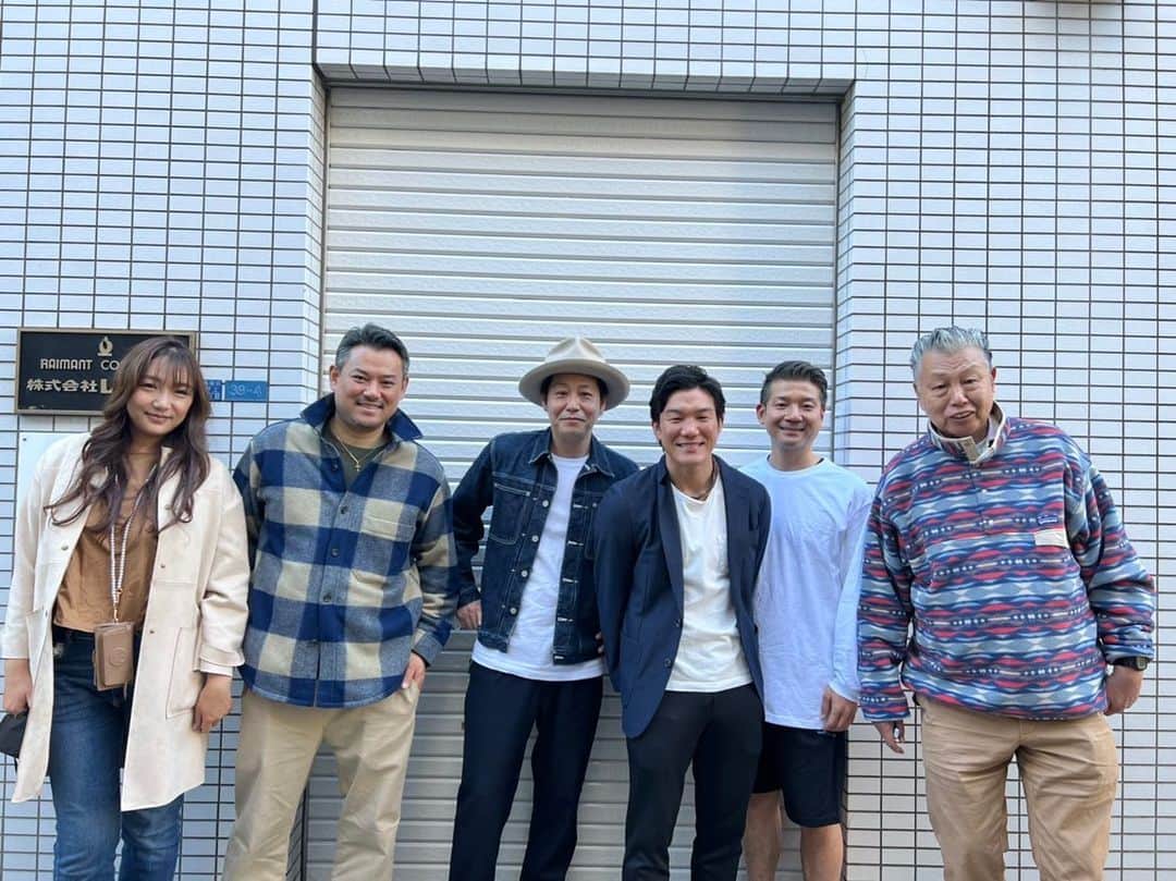江幡塁のインスタグラム：「10代の頃からお世話になっている印刷会社グットフェローの皆さんと。 ２枚目は20歳の頃の僕等。 若いなー。会社を引越されてもずっと飾って下さってることにびっくりしましたし、胸が熱くなりました。  #江幡塁 #キックボクシング #印刷会社 #グッドフェロー」
