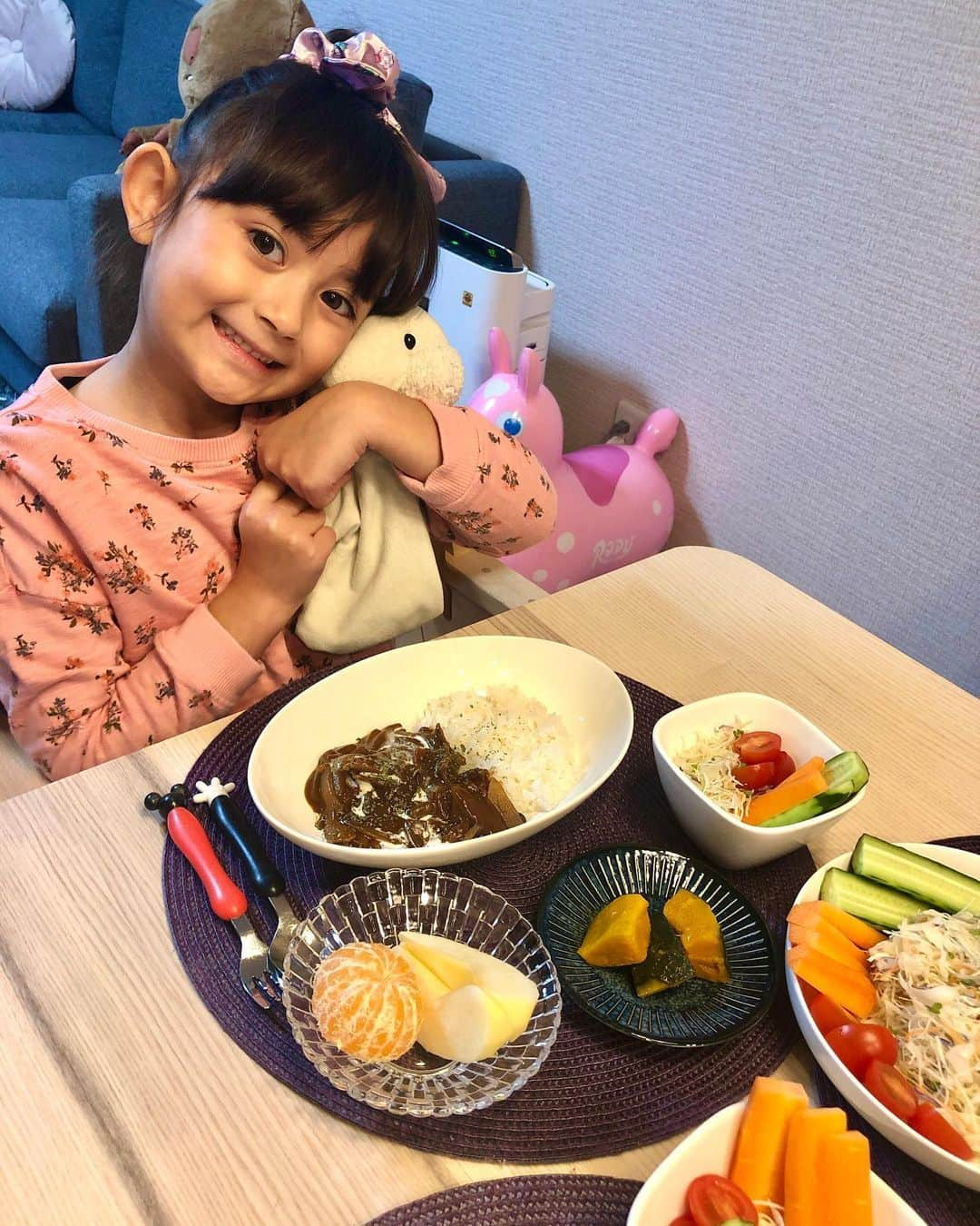 舟橋菜々さんのインスタグラム写真 - (舟橋菜々Instagram)「ウサギも揃って、いただきます🐰🍚笑 いただきますの声が小さいダディに厳しめの視線を送る瑠花るか丸😂  ・ハッシュドビーフ ・サラダ ・カボチャの煮付け ・リンゴとミカン  カボチャの煮付けは友が送ってくれたもの📦 先月ちょっと色々しんどかった時に、無理すんなよ！ってパウチのおかずを沢山送ってくれた🙏🏻😭💖 美味しい、助かる、愛感じる🙌🏻 ホントありがとう❣️ #cook#cooking#dinner#fruit#yummy#kid#happy#smile#love#夜ご飯#おうちごはん#料理#ハッシュドビーフ#おかず#フルーツ#りんご#みかん#子供#ベビフル#ママリ」11月7日 18時16分 - wombatnana