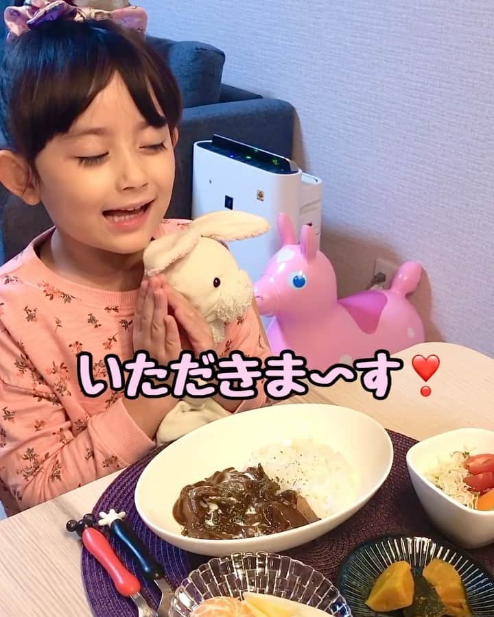 舟橋菜々のインスタグラム：「ウサギも揃って、いただきます🐰🍚笑 いただきますの声が小さいダディに厳しめの視線を送る瑠花るか丸😂  ・ハッシュドビーフ ・サラダ ・カボチャの煮付け ・リンゴとミカン  カボチャの煮付けは友が送ってくれたもの📦 先月ちょっと色々しんどかった時に、無理すんなよ！ってパウチのおかずを沢山送ってくれた🙏🏻😭💖 美味しい、助かる、愛感じる🙌🏻 ホントありがとう❣️ #cook#cooking#dinner#fruit#yummy#kid#happy#smile#love#夜ご飯#おうちごはん#料理#ハッシュドビーフ#おかず#フルーツ#りんご#みかん#子供#ベビフル#ママリ」