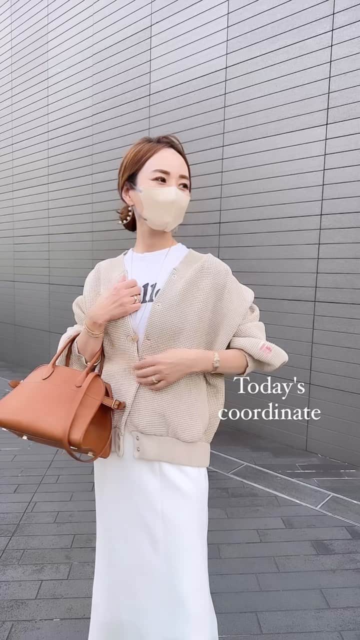 星玲奈のインスタグラム：「上下アイボリーの淡色コーデ🤍 軽くて着心地がよいワッフル素材のカーディガンは @classicalelf_official ×JaVa❤️（私はアイボリーのMサイズを着用😊） オーバーサイズなので、インナーはやや厚手でも余裕で着られる😍 袖のぽわんとボリューム感、後ろのたっぷりした丸いシルエットも好み✨😍 ・ #クラシカルエルフ #classicalelf #エルフコーデ #タイアップ #java #ジャバ #uniqlo #gu #zara #ユニクロ #ジーユー #ザラ #zozo #zozotown #zozo購入品 #zozotown購入品 #ワッフルニット #オーバーサイズ #メンズライク #秋服コーデ #大人コーデ #大人カジュアル #プチプラ #プチプラコーデ」