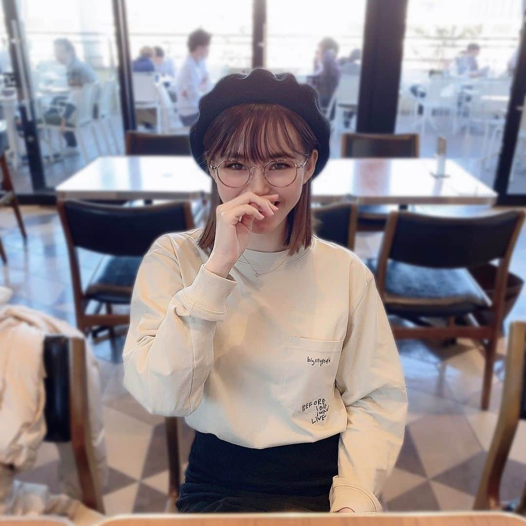 桜田茉央のインスタグラム：「秋コーデ🍁 この時期の服選びは難しいね🫣 . .  #秋コーデ  #だてめがね  #眼鏡女子  #ベレー帽  #ショートカット  #ボブ #ぱつっとボブ  #ootd #ootdfashion  #bigcitypeople」