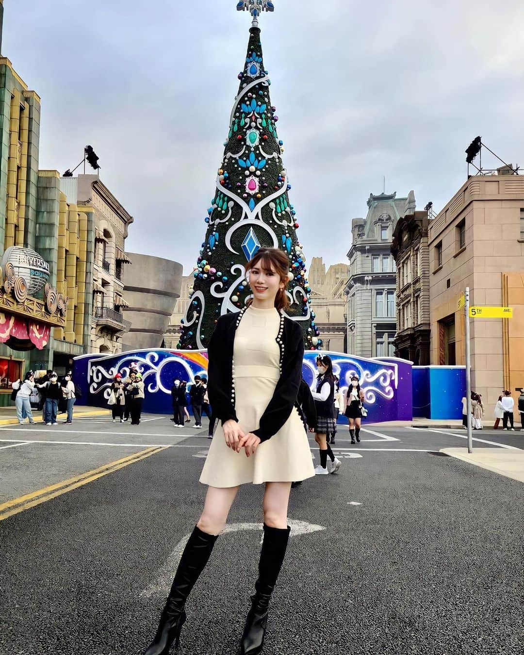 IKUMIさんのインスタグラム写真 - (IKUMIInstagram)「🎄 USJ行ってきたよー！！  昨日ままでハロウィンで、今日は何もない期間だと 思ってたけどクリスマスツリーがちゃんとあった🫢💕  人少なそうな日狙ったのに多くてびっくり🥹  マリオ狙いで行ったのに整理券当たらず…😨 エクスプレスもとれず😨  けど数年ぶりのユニバはやっぱ楽しいね🤍🤍  .  #ユニバ#ユニバコーデ #ユニバーサルスタジオジャパン🌏 #ユニバーサルスタジオジャパン #usj#usjコーデ #usjクリスマス #ダーリッチ #darich #大阪#此花区#梅田#難波#心斎橋#大阪旅行#大阪観光#関西旅行#関西観光#クリスマスデート#クリスマスツリー #ミニワンピ#ミニワンピース #asiangirls #asianbeauty #asianmodel #universalstudiosjapan #shein #shein購入品 #ロングブーツ#longboots」11月7日 18時34分 - miiiino3o