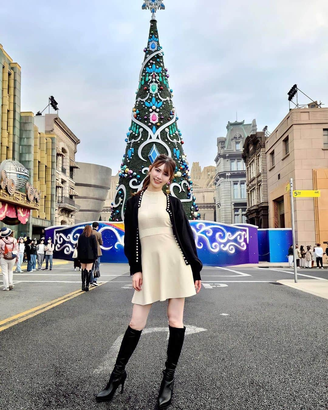 IKUMIさんのインスタグラム写真 - (IKUMIInstagram)「🎄 USJ行ってきたよー！！  昨日ままでハロウィンで、今日は何もない期間だと 思ってたけどクリスマスツリーがちゃんとあった🫢💕  人少なそうな日狙ったのに多くてびっくり🥹  マリオ狙いで行ったのに整理券当たらず…😨 エクスプレスもとれず😨  けど数年ぶりのユニバはやっぱ楽しいね🤍🤍  .  #ユニバ#ユニバコーデ #ユニバーサルスタジオジャパン🌏 #ユニバーサルスタジオジャパン #usj#usjコーデ #usjクリスマス #ダーリッチ #darich #大阪#此花区#梅田#難波#心斎橋#大阪旅行#大阪観光#関西旅行#関西観光#クリスマスデート#クリスマスツリー #ミニワンピ#ミニワンピース #asiangirls #asianbeauty #asianmodel #universalstudiosjapan #shein #shein購入品 #ロングブーツ#longboots」11月7日 18時34分 - miiiino3o