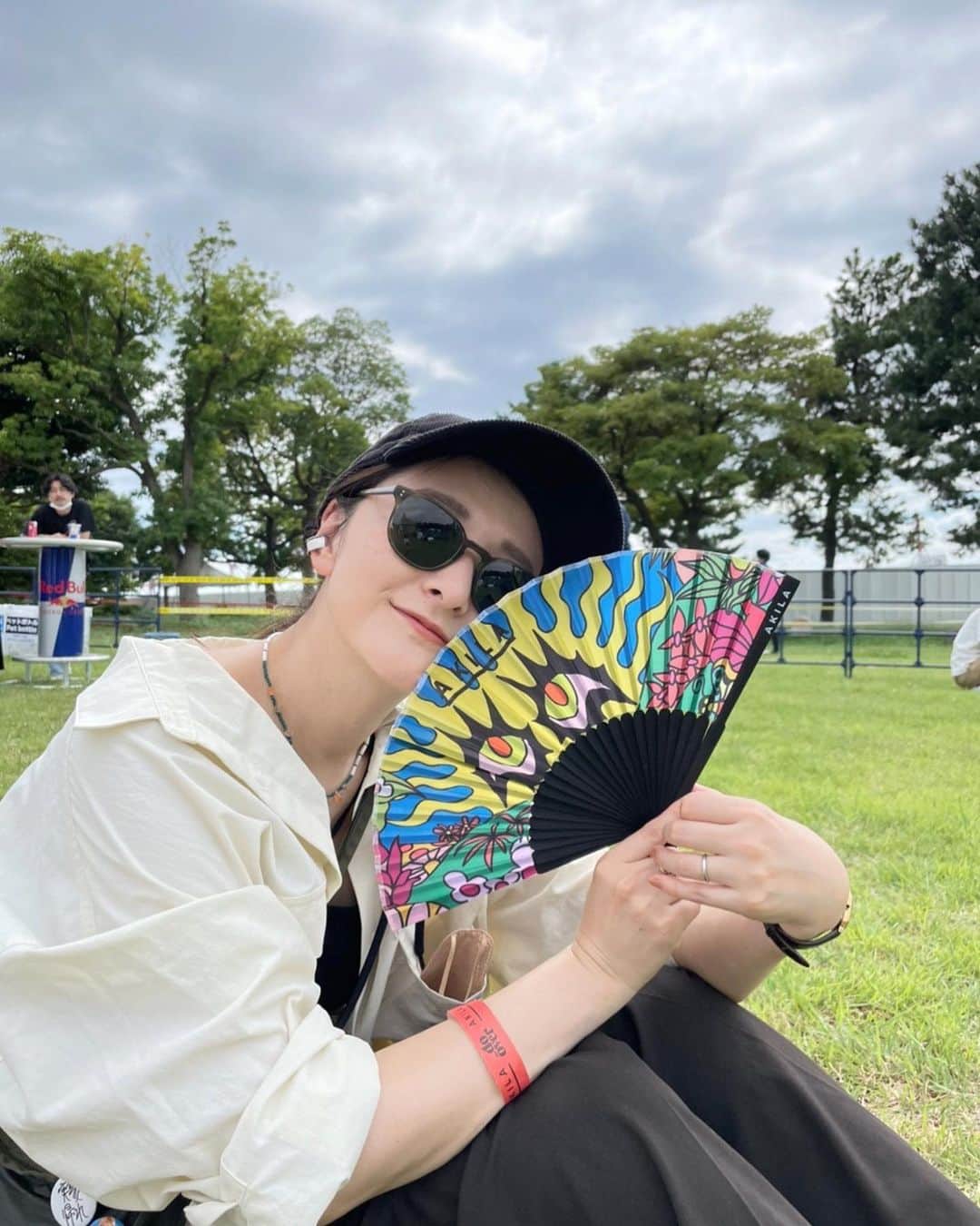 のインスタグラム：「. 🕶🎵🎵🎵🍻  #夏の終わりの #いつかの日 #音楽フェス #野外フェス #ケバブ #美味しい #ダサピース」