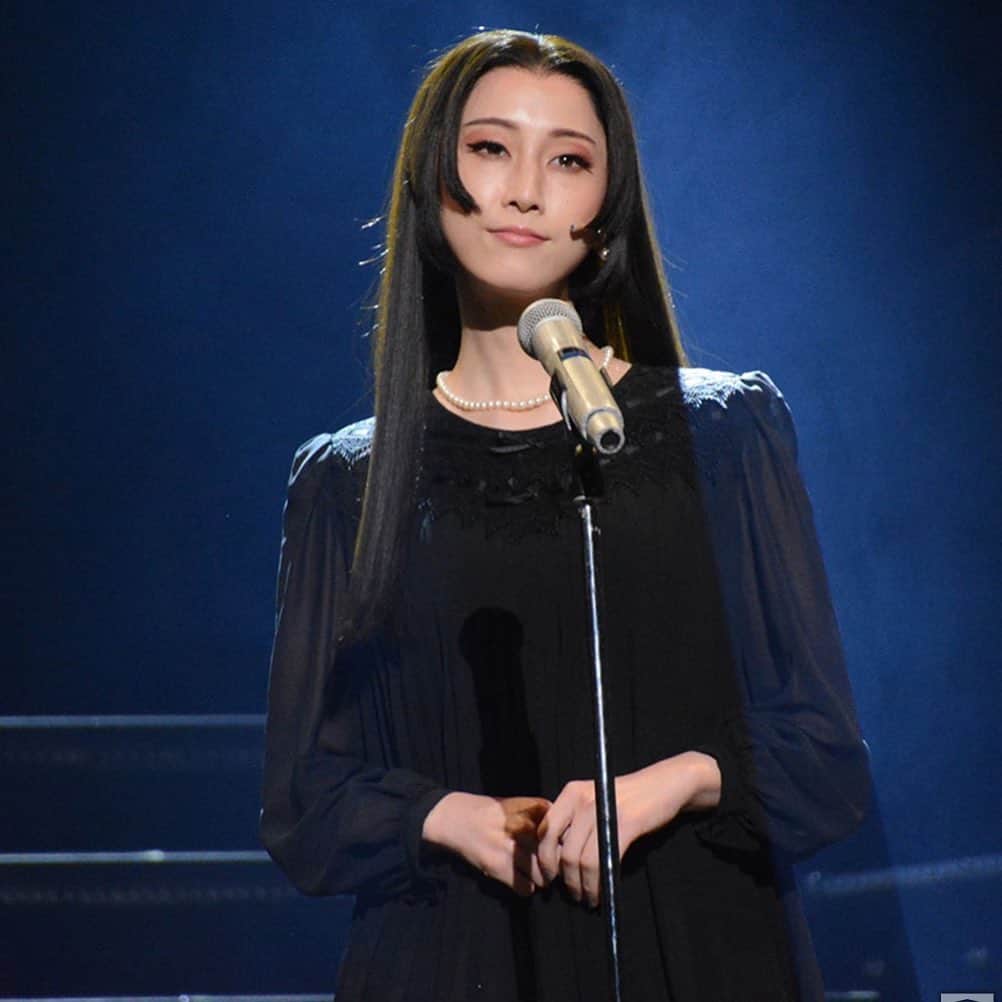 松井玲奈のインスタグラム：「『歌妖曲～中川大志之丞変化～』初日が無事に幕を開けました。 私が演じる蘭丸杏は怨みに取り憑かれた女性。 出だしからフルスロットで怨んでます。笑 稽古期間は思い悩むことが多かった役ですが、初日が明け、お客様の前で杏になったことで見えてくるものがたくさんありました。舞台はお客様がいて初めて完成するという言葉を改めて実感します。 公演は東京から始まり、福岡、大阪まで続きます。 このパワフルでエネルギッシュな音楽劇をぜひ目撃していただきたいです。 #歌妖曲」
