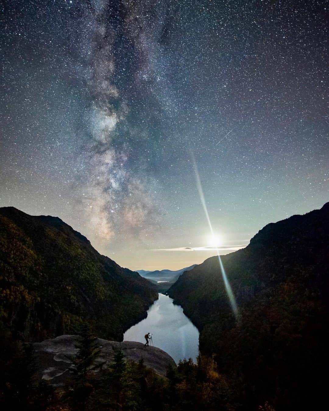 Travis Burkeさんのインスタグラム写真 - (Travis BurkeInstagram)「Dramatic landscapes all around, the center of our galaxy shining above, and a camera in hand- this is my happy place! I’m excited to be setting out on a quick road trip tomorrow to do some night photography. Is anyone else planning to watch the total lunar eclipse?」11月7日 10時27分 - travisburkephotography