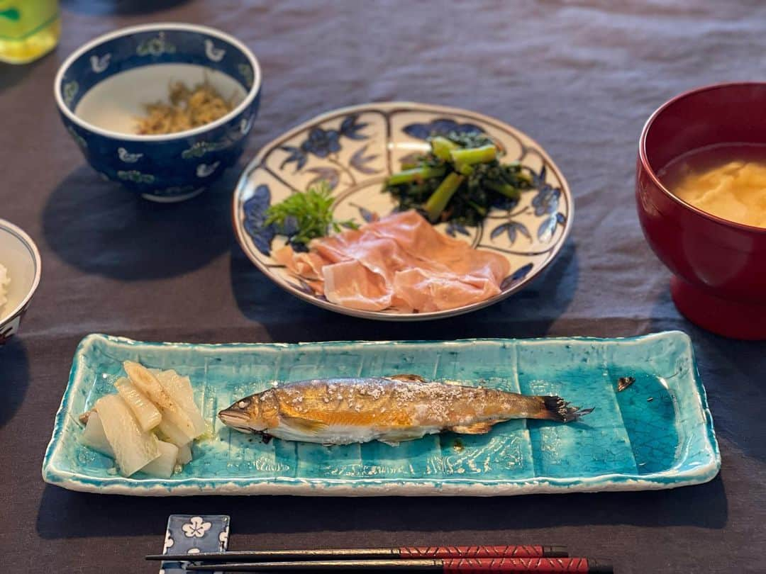 三浦瑠麗さんのインスタグラム写真 - (三浦瑠麗Instagram)「朝ごはんシリーズ。 けさは四万十川 天然鮎の塩焼き。冷凍で届いたもの。めでたくトースター購入の結果、パリパリに焼けました。 付け合わせは鍋野菜の残り。 生ハム、人参の葉を摘んだもの、蕪の葉の鰹節炒め。 左奥のじゃこは、しらすが傷みそうだったので生の唐辛子を漬け込んだオリーブオイルでカリカリに炒めたもの。おつまみやふりかけがわりに。 おみおつけはじっくりたっぷりの煮干しで出汁をとって、蕪とお揚げさん、信州味噌。 お野菜はすべて古川原農園から。  日曜の逗子マリーナでの朝ごはんは、材料を届けてもらい、自分でつくるホットサンド。海風とホットサンド、コーヒーの組み合わせが最高。そのあとはすぐに愛知大学に講演へ。 夜は家族みんなで軽い食事を外で。シャンパン一杯、赤ワイン一杯ですぐに酔って帰る。夜は1時間かけて、頼まれていた娘の爪を手入れしてあげる。22時前には眠くなる。」11月7日 10時35分 - lullymiura