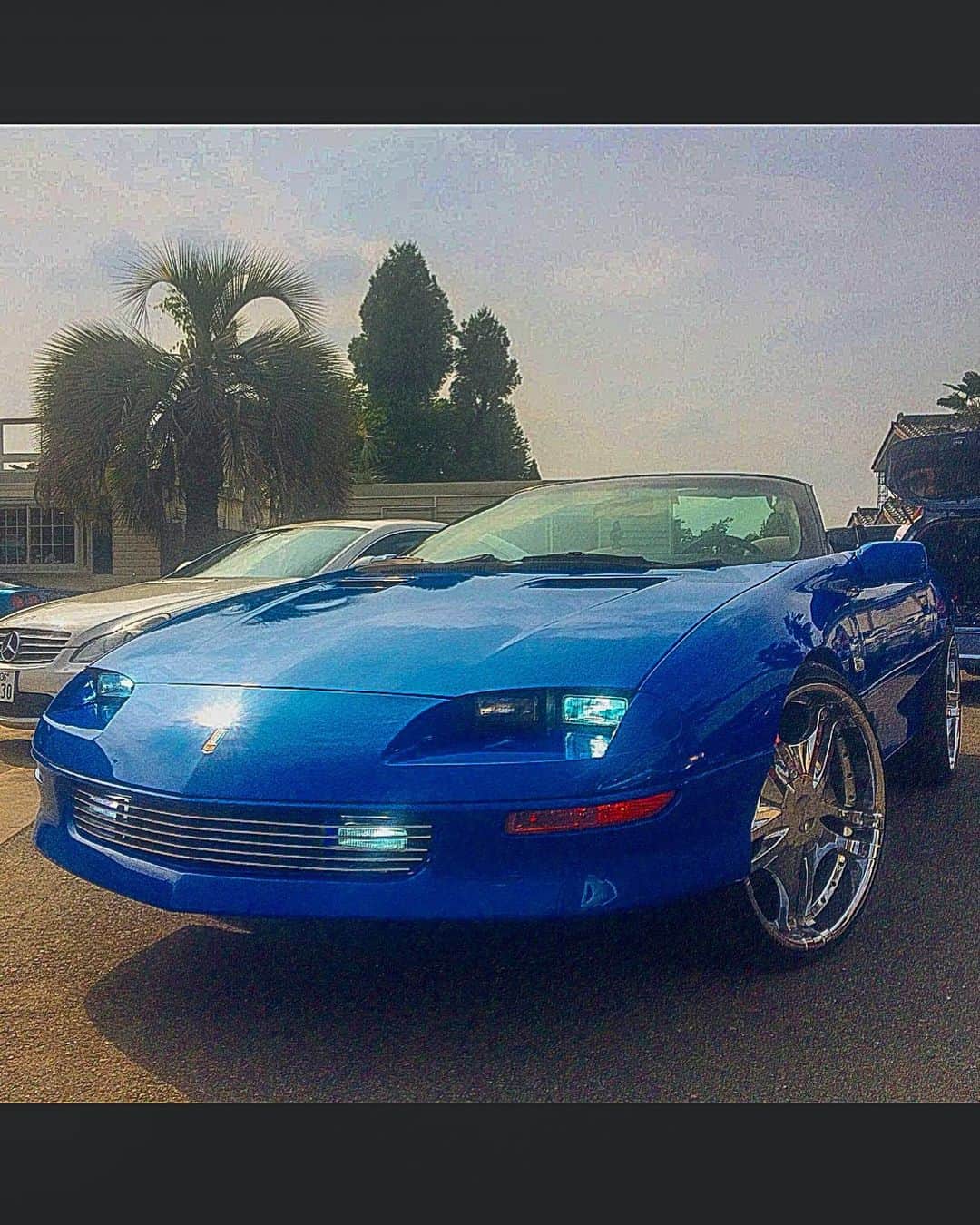 K-YOのインスタグラム：「...  自己満道楽  #CARLIFESTYLE #CHEVY #CAMARO #5700cc #V8 #LT1 #RIDERECORDZ #730RIDAZ #車は屋根が無い方がいい #センチュリーブッた切りコンバー #屋根が嫌なら切ればいい」