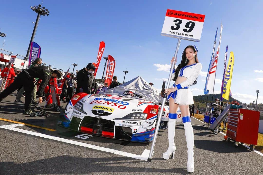 太田麻美のインスタグラム：「SUPER GT Rd,8茂木最終戦✨ TGR TEAM SARDは、チーム一丸となって1年間駆け抜けました✨ いつも応援してくれている皆さんのお陰です☺️ 今シーズンもTGR TEAM SARDへ熱い！熱い！応援を本当に有り難うございました🫡💙❤️  #supergt #racequeen #rq #kobelco #kobelcogirls #スーパーgt #レースクイーン #コベルコガールズ #最終戦」