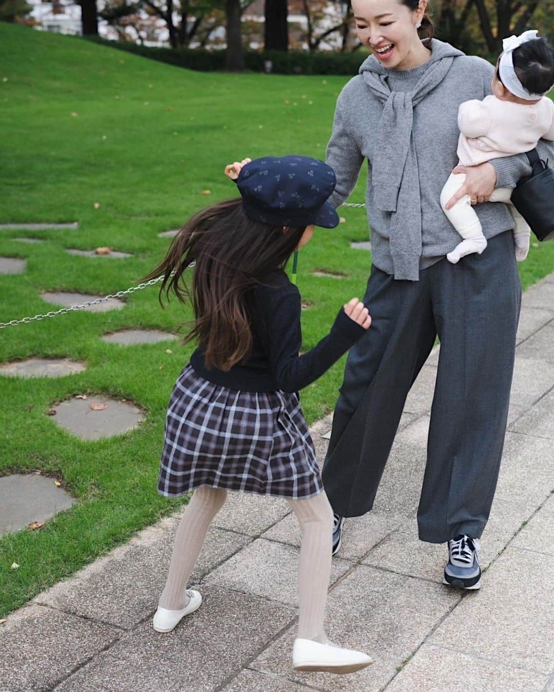 翁安芸さんのインスタグラム写真 - (翁安芸Instagram)「週末の朝に娘たちとお散歩😊  ふたりが着ているのは、Bonpoint x The Woolmark Companyのニット🍒  メリノウールが持つ100％天然、再生可能、自然に還る特性を活かしたサスティナブルなニットは、オーストラリア産ウールの研究開発・認証を行う非営利組織、ザ・ウールマーク・カンパニーのウールマーク認証のあるオーストラリア産メリノウールが使用されたボンポワンの新作❤️  繊維が細く柔らかいので敏感肌の子供の肌にも優しく、着心地がとっても良さそうです🥰🥰  長女はグレーのニットにチェックのスカートが付いたワンピース🤍  次女はピンクのジャガードパターンが可愛いニットにレギンス💗  未来を担う子供たちのためにサスティナブルなモノづくりをしているボンポワン🍒 世界をチェリッシュする(＝大切にする)というプロジェクトを色々と行なっていて、新しく子供服の下取り・再販サービス「ボンポワン・ヴィンテージ」も始まったそうです🌍♻️✨  子供との想い出が詰まった上質でタイムレスなボンポワンのお洋服が、次の物語へと繋がる素敵な取り組み🤍  日常の中で環境問題について、子供と一緒に考え学ぶいい機会に✨  @bonpoint @thewoolmarkcompanyjp  #bonpoint #ウールマーク #ボンポワンチェリッシュ #メリノウール  #ボンポワン #motheranddaughter #akiweng #lovemygirls」11月7日 11時10分 - akinyc