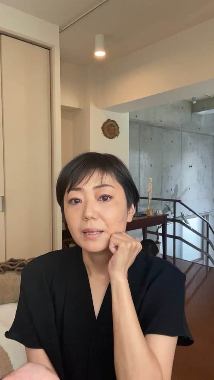 笑顔をリフォームする@健康小顔職人のインスタグラム：「皆さまいつもありがとうございます！小顔職人峯山シホです @shiho_therapist   先日ストーリーで 「お顔のお悩みを教えてください」というアンケートを募らせて頂きました。  アンケートの中から ほうれい線 目の周りの小ジワ  のケア方法についてご質問を頂きましたのでインスタライブにて解答させて頂きました！  急なライブでしたが沢山の方にご視聴くださりありがとうございました💕  またアンケートを募らせて頂きますので動画で解答させていただきますね✨  ご視聴ありがとうございます🥰  #小顔マッサージ  #小顔になりたい」