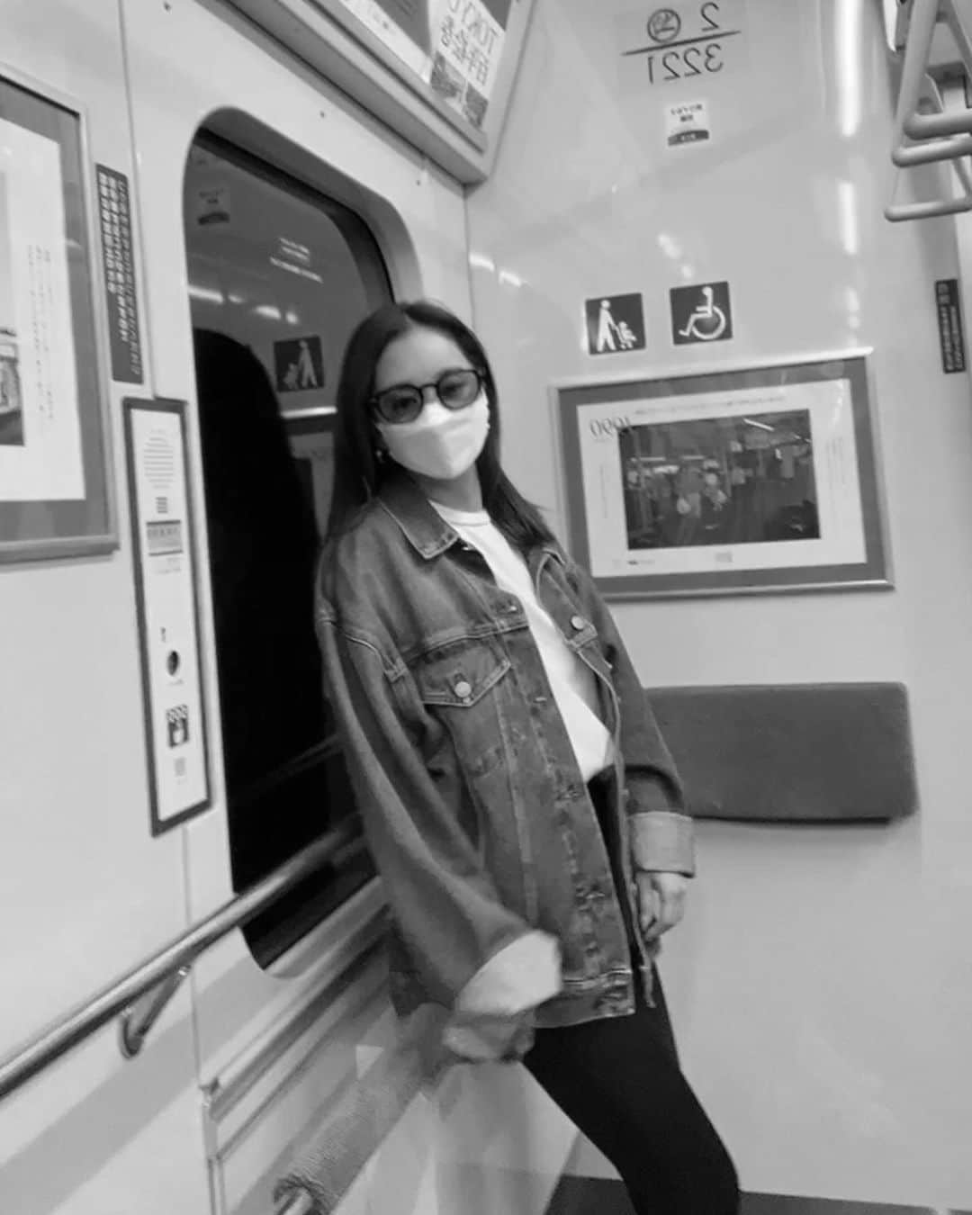 平大路えみのインスタグラム：「歩けるところまでたくさん歩いて疲れたな、ってところで目の前に駅があって、吸い込まれて電車で帰ってきた🚃  シャッター音嫌だからムービーで撮ったのをスクショして画質落ちちゃうの悲しい。」