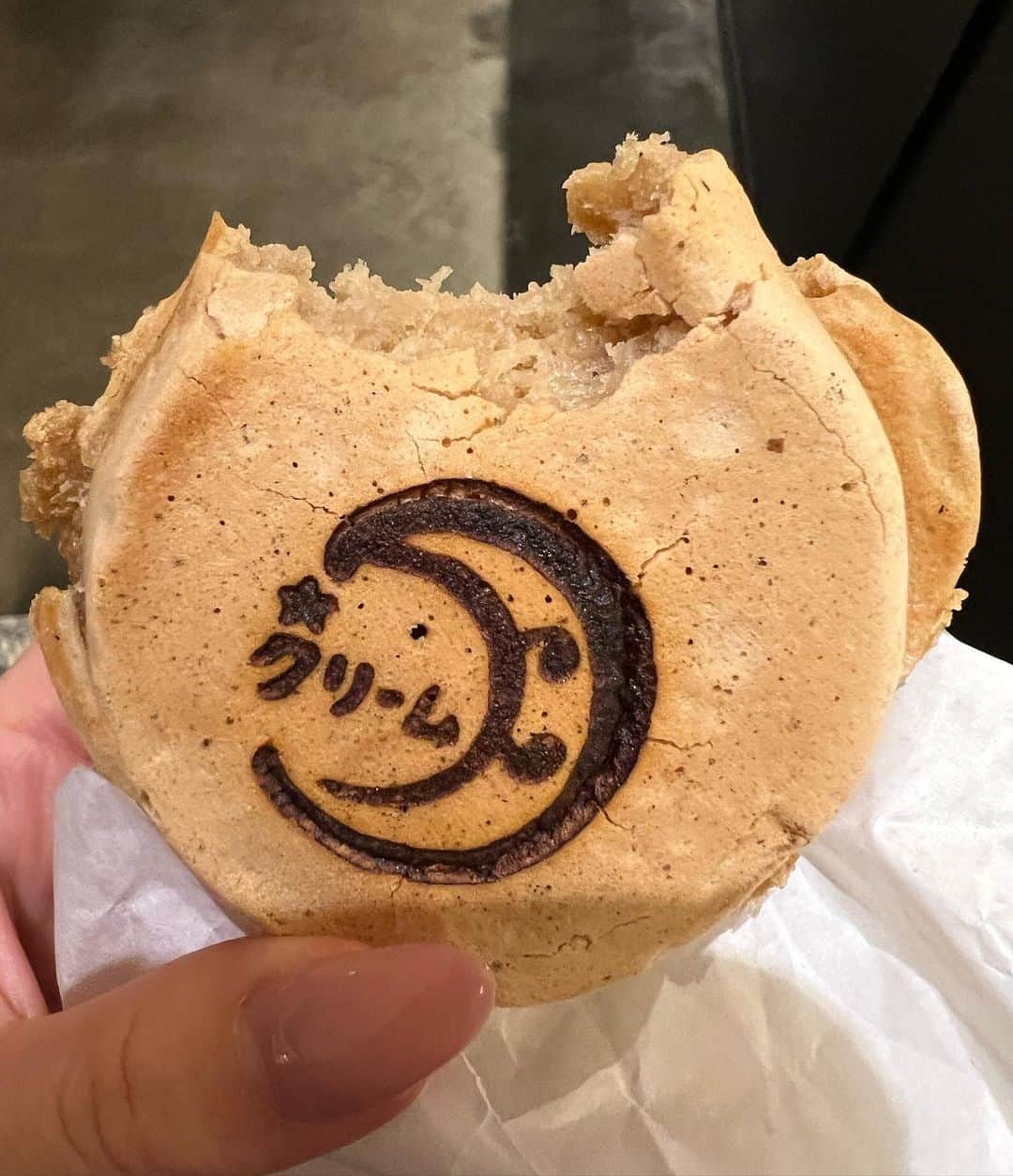 平大路えみのインスタグラム：「小さい時から食べてるここの今川焼き。 家族みんなはつぶあんで、 わたしはいつも必ずクリーム🌙  母がおみやげに買ってきてくれる時も 「えみちゃんのはクリームね」って、ちゃんと忘れずにクリームで。  うれしかった。  子供ってそんなこともずっと覚えてるんだなぁ。  #今川焼月島屋」