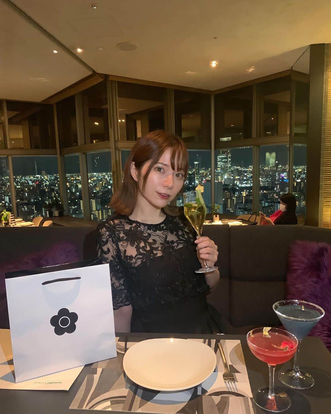 のインスタグラム：「先日載せた @swissotelnankaiosaka_official さんと @maryquant_official さんの コラボ🍸 　  maryquantをイメージした カクテルひとつひとつが 本当可愛くて 　 見てよし！飲んでよし！😇⁡⁡ ⁡@seba_thekingofcups ⁡ ⁡ ⁡キュウリを使ったカクテルとてもすっきりしていて⁡ ⁡飲みやすかった😊 　 36階からの景色もとても綺麗でスペシャルな空間✨ 　 久しぶりのあやさんにも癒された✨ 色んなお話とても楽しいし⁡ ⁡美しいしええ人だし 会えて嬉しかった～🥰 　 ちなみに @aya.v_v.ka さんに 「ひよたんは無加工カメラのが良い！」 と言ってもらえたのですが 　 本当に少し前までは アプリ必須…だったから そんな風に言ってもらえるようになったのは 　 良い美容スポットに出逢えてる 証拠だと思います😭 特にお肌は本当によく褒められるの うれしい。 　 @myplacebeautyclinic さん @minamibiyogeka 先生 いつもつるつるにしてくださり ありがとうございます！！ 　 月一の 美肌スペシャルコースは本当に 一生やめられない気がする🥹 　 マスト美容！！ 　 これからもケア頑張ります☺️🙌🏻 　 #スイスホテル南海大阪 #マリークワント #maryquant #コラボカフェ #テーブル36 #スキンケア #美容クリニック #医療美容 #美肌ケア #トーニング #ハイドラフェイシャル #myplacebeautyclinic」
