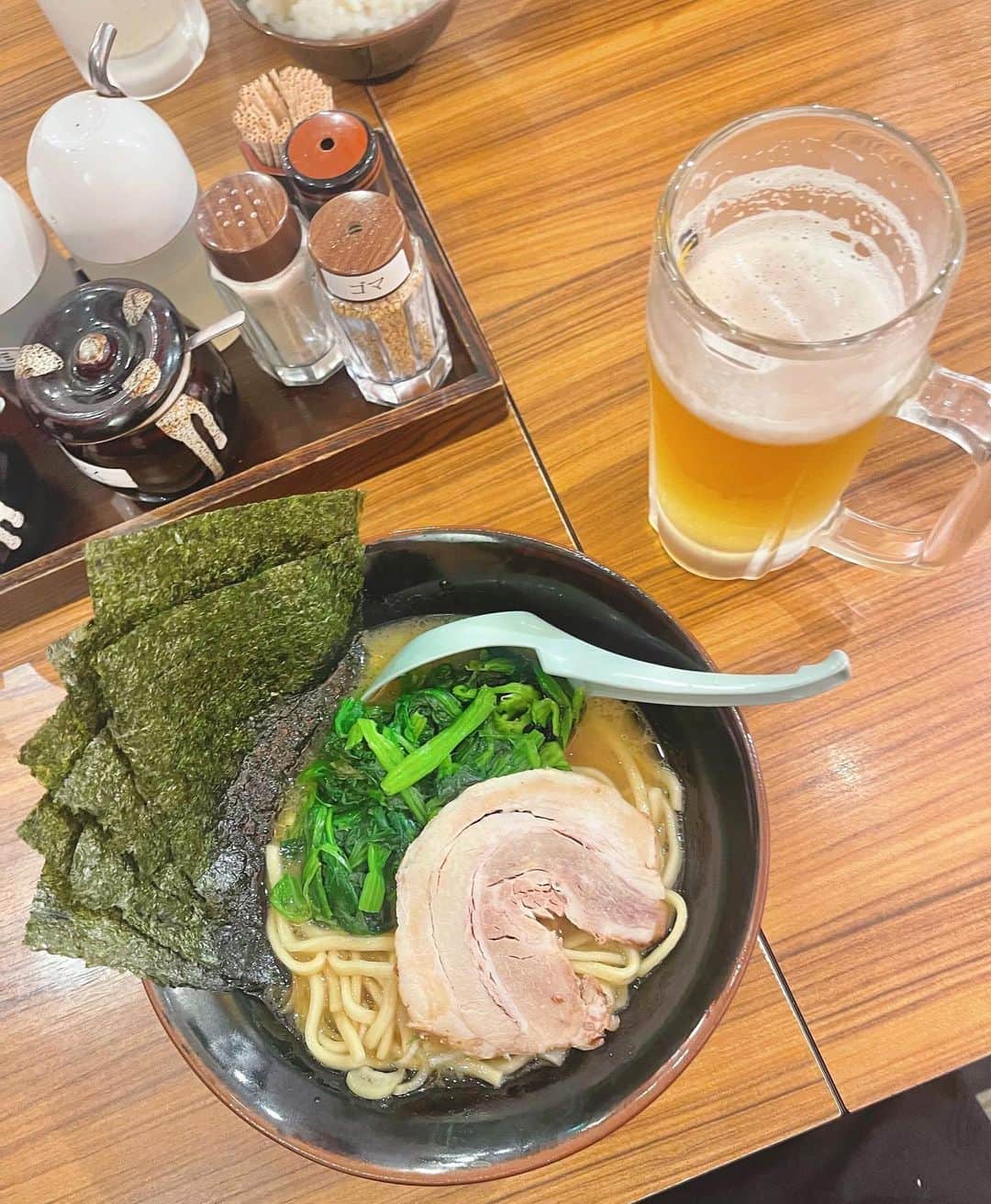 吉田悠希さんのインスタグラム写真 - (吉田悠希Instagram)「🍜  久しぶりの家系ラーメン。 ビール注文したので、麺少なめにしました！  ほうれん草増し🥬🐰」11月7日 13時33分 - yuki__yoshida__914