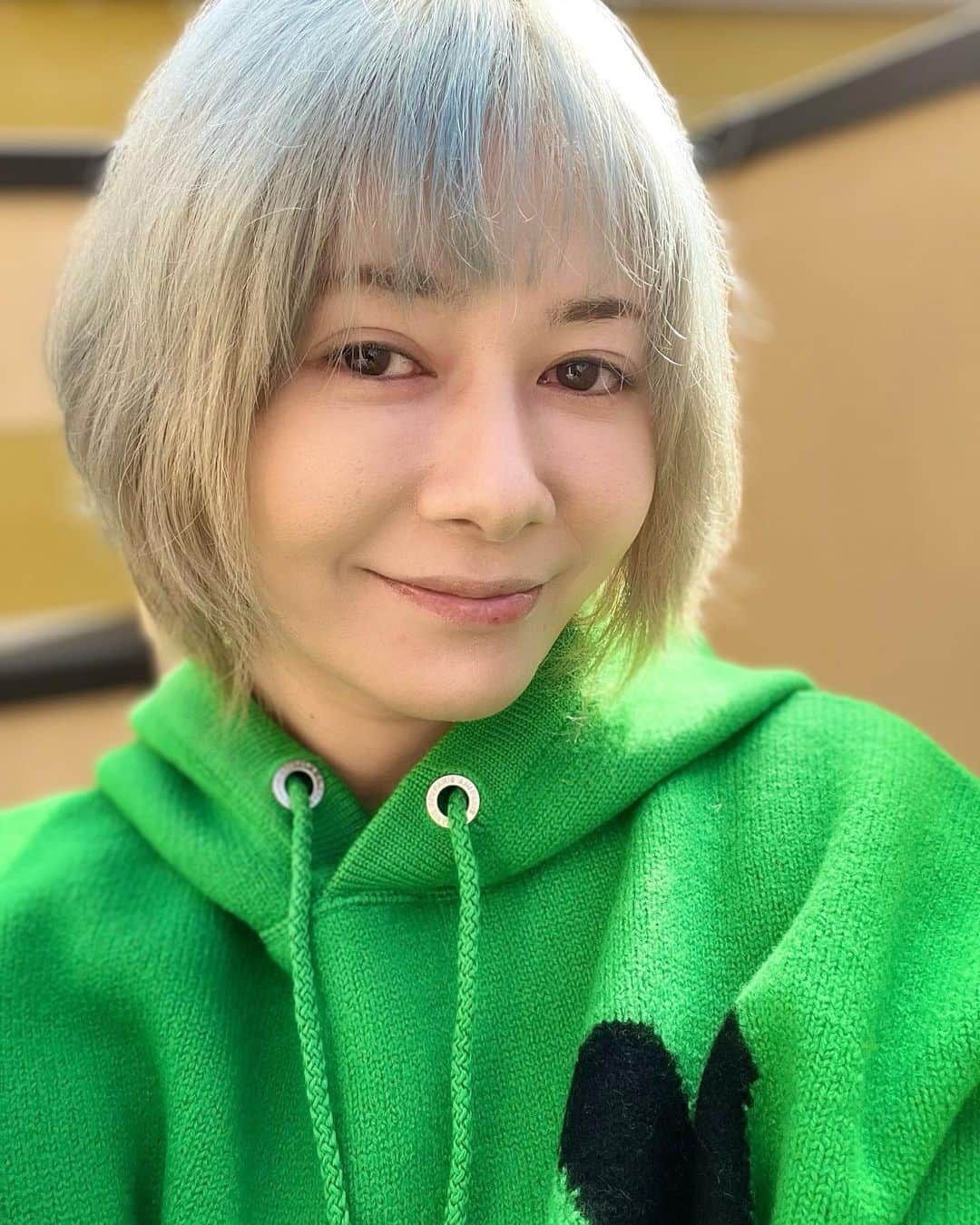 真木よう子さんのインスタグラム写真 - (真木よう子Instagram)「少し寒くなってきましたね。 皆様ご自愛ください😌 私の髪色はもう何色かよくわからなくなってます😂」11月7日 13時34分 - yokomaki_official