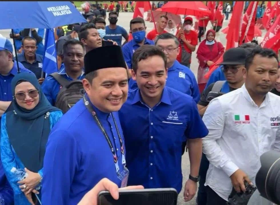 ナジブ・ラザクのインスタグラム：「Berusaha dan berkhidmat sehabis baik untuk orang kampung kita di Pekan.  Calon No.3 Barisan Nasional N21 Dun Peramu Jaya Nizar Najib   #ParlimenPekan #nizarnajib #DunPeramuJaya #N21 #UNDIBN #BangkitKembali #UndilahCalonBarisanNasional」