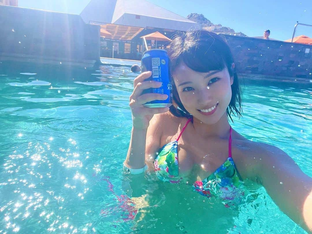 西原愛夏さんのインスタグラム写真 - (西原愛夏Instagram)「海外で1週間仕事して、帰る前日はホテルのプールでゆっくりしました🌺🍻 海外旅行が好きだったのに何年も行けてなかったので久しぶりに行けて嬉しかった( ･ ･̥̥̥ )✈️  ✧*̣̩⋆̩ｰｰｰｰｰｰｰｰｰｰｰｰｰｰｰ最新告知ｰｰｰｰｰｰｰｰｰｰｰｰｰｰｰｰｰｰｰｰｰｰ✧*̣̩⋆̩☽  【11月】 7 AbemaTV ミッドナイト競輪 12 ミッドナイト競輪 26 朗読劇『ゆびさきパレット〜少女サロンにノックの音が〜』in 大塚シアター 27 朗読劇『ゆびさきパレット〜少女サロンにノックの音が〜』in 大塚シアター  ✩.YouTube ぐらごる更新中  ✧*̣̩⋆̩☽⋆ｰｰｰｰｰｰｰｰｰｰｰｰｰその他ｰｰｰｰｰｰｰｰｰｰｰｰｰｰｰｰｰｰｰｰｰｰ✧*̣̩⋆̩☽⋆゜  🥀アパレルブランド M collection R (@m.collection2020 ) 👙エレアリーナイトブラモデル ♥ オフィシャルファンクラブ 月額750円 💕LINEスタンプ『歯科衛生士アイドル西原愛夏』発売中 📸YouTube ｢まなかちゃんねる｣  📷YouTube「ゴルフとコーチと私」 🕊Twitter＆TikTokやってます✨  ✧*̣̩⋆̩☽⋆ｰｰｰｰｰｰｰｰｰｰｰｰｰｰｰｰｰｰｰｰｰｰｰｰｰｰｰｰｰｰｰｰｰｰｰｰ✧*̣̩⋆̩☽⋆゜  #西原愛夏#歯科衛生士#現役歯科衛生士  #歯科衛生士タレント#歯科#白衣#タレント#グラビア#アイドル#女優#コスプレ#Cosplay#talent#Japaneseidol #japanesegirl#dentalhygienist #탤런트#아이돌 #치과위생사 #치과 #日本女星#天赋#偶像#アパレルブランド#アパレルオーナー#McollectionR#プロデュースブランド」11月7日 15時57分 - manakanishihara