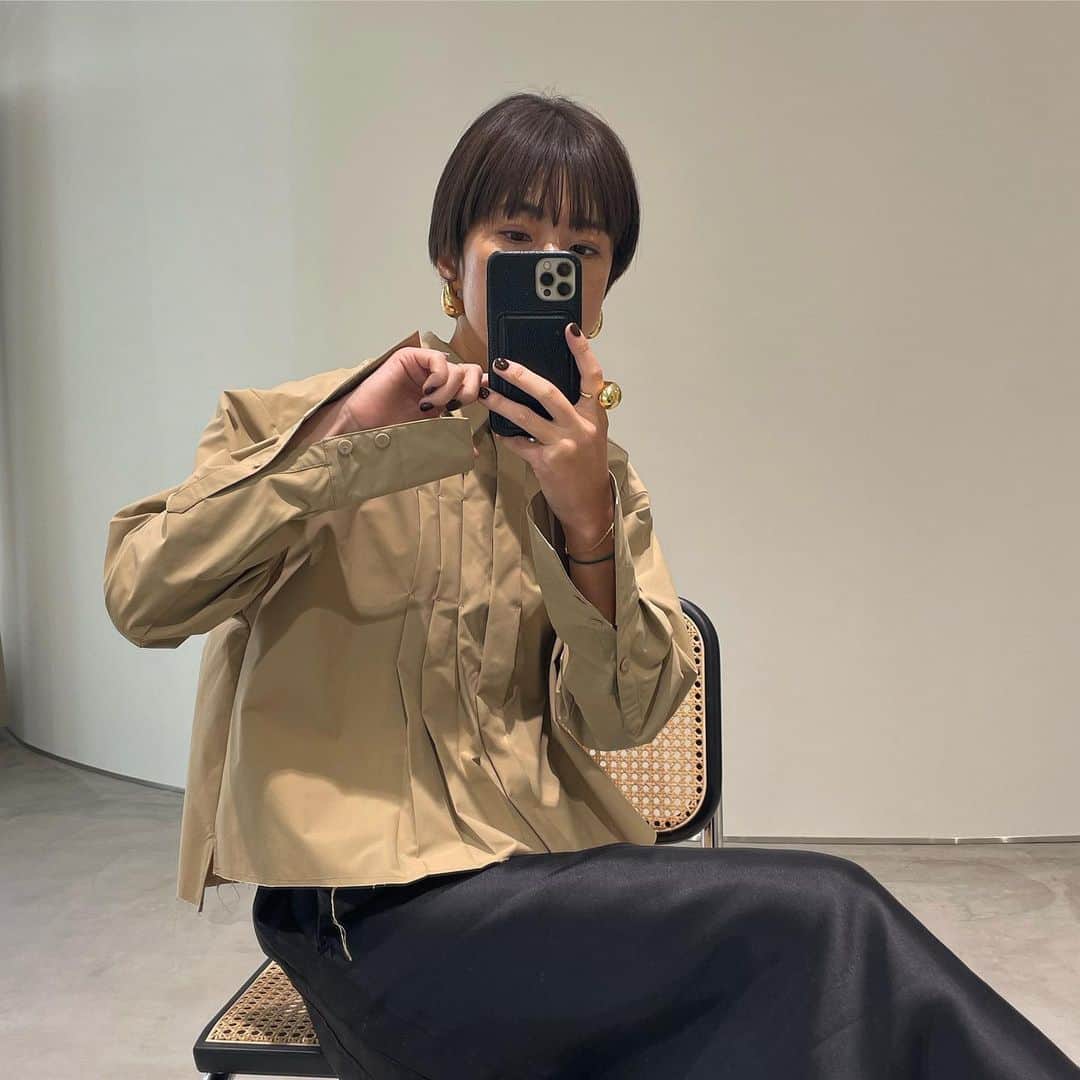 正中雅子のインスタグラム：「前髪パツ✂︎  半年くらい久しぶりにボブにしたくて伸ばしてたけど ショートにカット✂︎  このシャツも沢山の拘りをデザインに詰め込んでいて くるみボタンで糸も同色でピッと留めていたり、カフスを長くしてステッチかけていたり、片側だけにプリーツいれたり、裾を切りっぱなしにしてトレンドなクロップド丈にしたり。。🫶  羽織にも可愛くて、ハリのある素材感がサイドから見てもかわいい🤤」