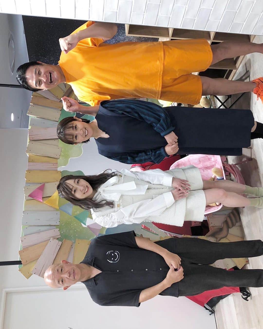 須田亜香里さんのインスタグラム写真 - (須田亜香里Instagram)「ハピナンデスと握手〜🌼 衣装はふわっとピタっとあざとめな白ニットワンピでした🙊  ヒルナンデス、ロケとスタジオどちらも出演できてとても嬉しかった！ ワークマンロケも楽しかったし、パン大好き人間的にもとても幸せな時間でした。 ちょっと幸せを噛み締めすぎた説がありますが…🙇‍♂️  ありがとうございました🍞💓 #ヒルナンデス #白ニットワンピ #須田亜香里衣装」11月7日 16時27分 - akarisuda