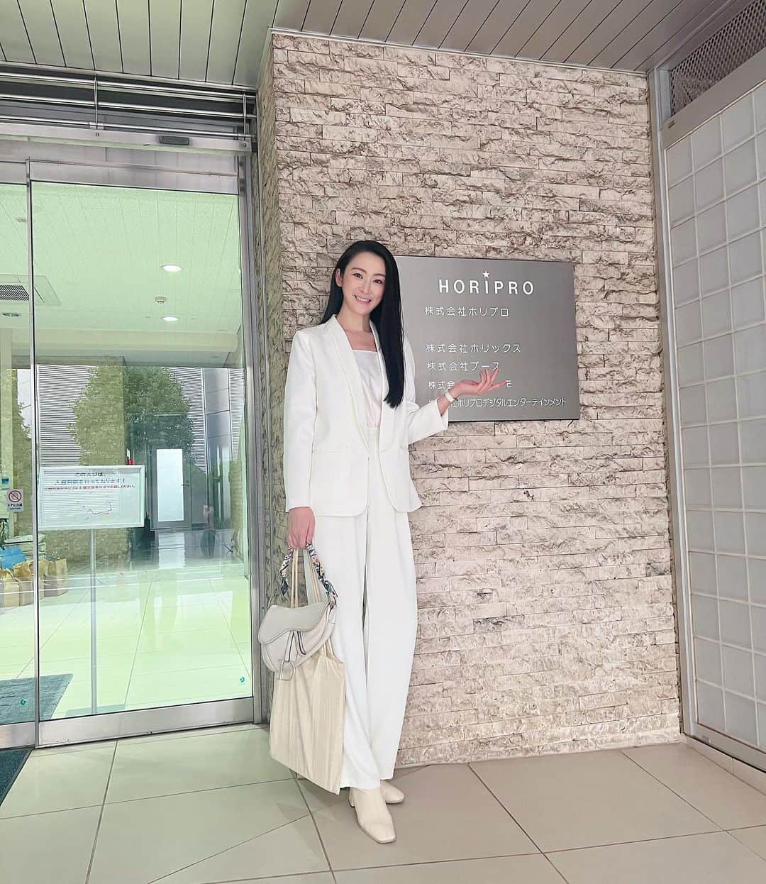 Yun（ゆん）のインスタグラム：「近所だけど、ご無沙汰の事務所(笑) 色んな現場で社長元気かと聞かれますが、中々会えてなかったので…今日は元気だと確認してきました🥰元気とコンポジットを頂いて、オーディション行ってきます🫡可愛い社長と共に、ブースのみんなを今後ともよろしくお願いします❤️(この間悩んでた詳細w原点に戻って白にした！) ・ #travel #model #大人女子 #美容 #beauty #健康 #thanks #感謝 #笑顔 #東京 #ootd #穿搭 #模特 #事務所 #白コーデ #オーディション #私服 #難しい #instafashion #instadail」