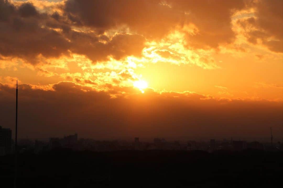 坂元美香さんのインスタグラム写真 - (坂元美香Instagram)「今日は富士山見えずで 雲の中に沈んで行きました。  ということで ダイヤモンド富士も確認できず残念。  today's sunset 2022/11/07  #sunsetphotobymikasakamoto  #sunset #夕陽 #夕日 #黄昏時 #夕焼け  #やっぱり空が好き #イマソラ #tokyosky #CanonEOSKiss8i」11月7日 16時38分 - mika_saka