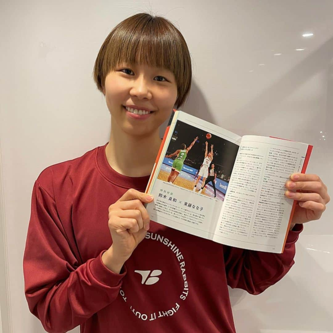 藤堂なな子のインスタグラム：「． 女子日本代表アシスタントコーチの鈴木良和さんとの特別対談で掲載させていただいています！📖  良和さんから教わったことを対談の中で沢山話しています。 是非読んでみてください🙋🏻‍♀️  #ロバストシューティング」