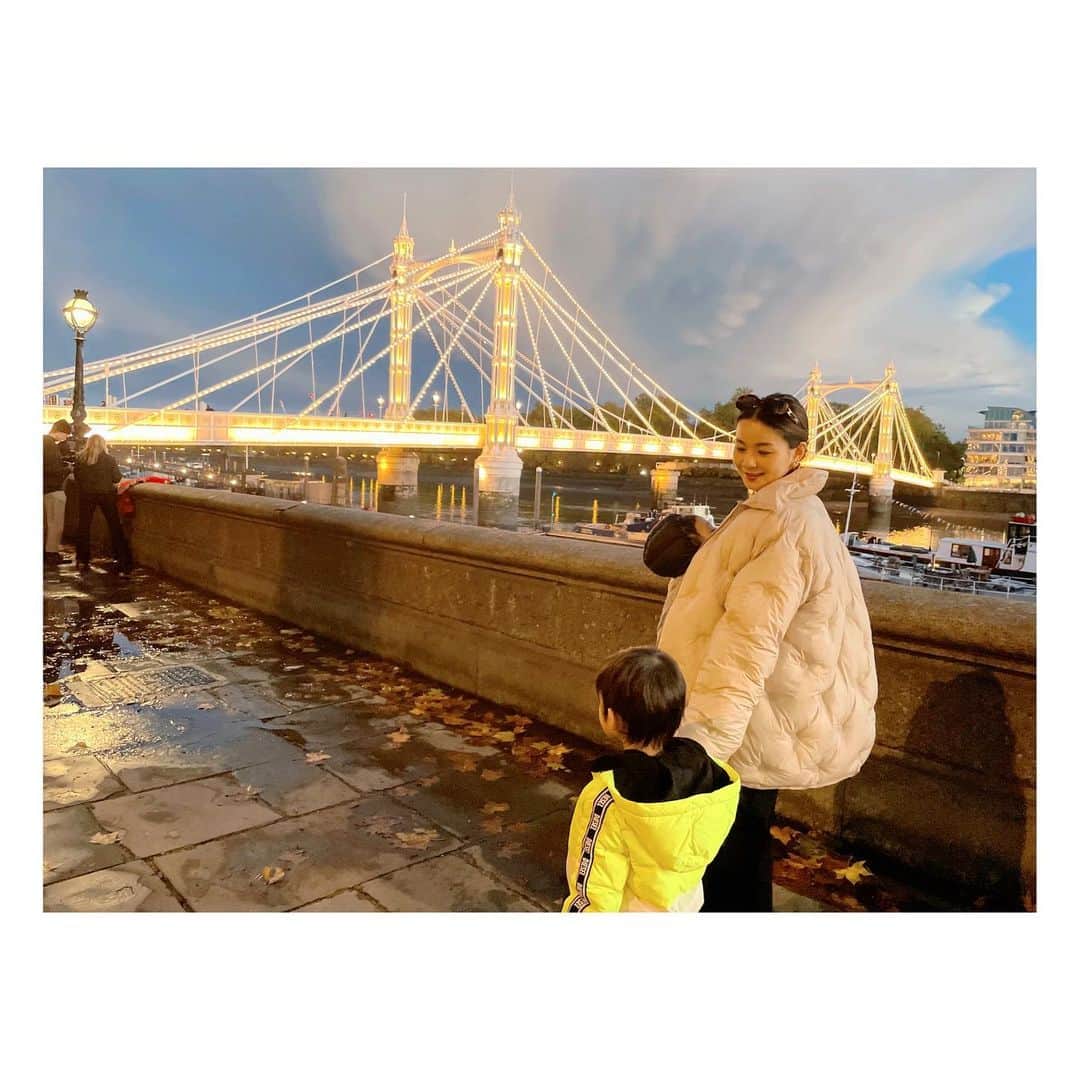 のインスタグラム：「@batterseaparklondon で行われた花火大会。ファミリーデーがあったので、家族で行ってきました🎆 花火は日本でよく見に行っていたので懐かしく🥲 でも、ダウンジャケットを着て、花火を見るのは初体験😂 会場がそんなに人でごった返していないのも新鮮👍  公園に向かう橋がライトアップされていて幻想的でした✨ #london #londonlife #batterseapark  #batterseaparkfireworks  #mumofthreeboys」