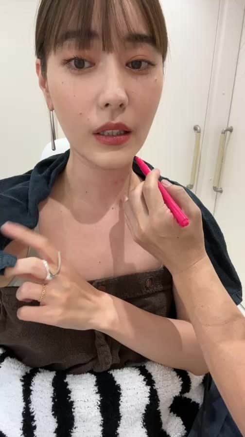 林みなほのインスタグラム：「ネックビューティープロ2回目！ 経過良好！  私の首にあるシワ、上下2本線のうち下の線は1回目でもかなり薄まってきました✨  1ヶ月前に1回目やって、本日2回目。また1ヶ月後に3回目やります！  #ネックビューティープロ #東京ヒルズクリニック @thc.drsr @tokyo_hills_clinic」