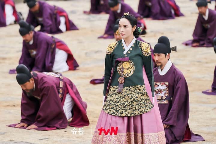 キム・ヘスのインスタグラム：「☔️💜  Repost• @tvn_drama [슈룹☔️] 5~6화 비하인드 스틸 공개! 세자가 떠난 뒤 변화의 바람이 불어온 궁궐🌪   더 많은 스틸은 홈페이지에서 확인하세요✔️  tvN 토일드라마 <슈룹>  매주 [토일] 밤 9:10 tvN 방송  #슈룹 #김혜수 #김해숙 #최원영 #김의성 #문상민 #강찬희 #옥자연 #김가은 #유선호 #윤상현 #김민기 #tvN #스트리밍은TVING  - #KimHyeSoo #갓혜수 #lovehyesoo #金憓秀」
