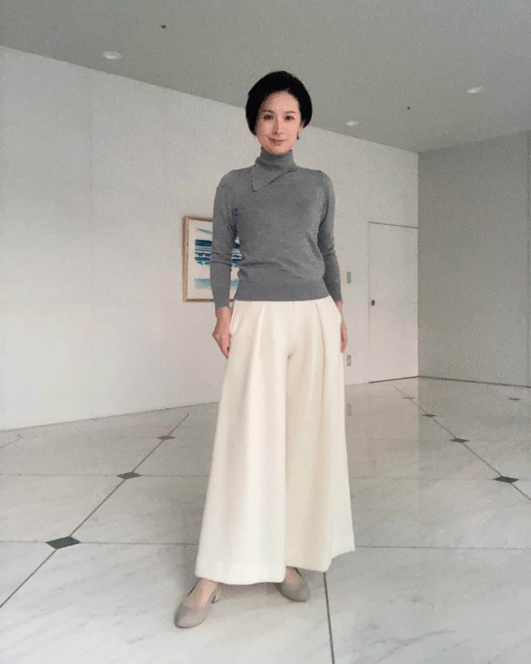 野村真季のインスタグラム：「ANNニュース着用衣装  11/5 朝ニュース/昼ニュース タートルニット・パンツ @intoca.official  イヤーカフ・リング @yoaa.official  @higashiyamapr   ボリューム感ある上質な白のワイドパンツ！着ているだけで気持ちが上がりますね。 このところ、自撮りの際に表情がうまくつけられず、いつもワンパターンな顔になっているのに自分自身も飽きてきたところで。 今回は動画で撮って写真を切り出してみました（2枚目）。画質がちょっと粗くなるのが難点🤔  そしてこちらも 11/7 午後ニュース ジャケット・インナー・パンツ @intoca.official  ピアス・リング @yoaa.official  @higashiyamapr   王子様？のような可愛い形のコーデュロイのパンツでした。 一枚布のジャケット、昔から目がないのです♡ 5枚目、こちらも動画からの切り出し写真。 表情ってムズカシイ🤔  #テレビ朝日 #アナウンサー #アナウンサー衣装 #ootd #40代コーデ #40代ファッション #50代ファッション #大人コーデ #大人ファッション  #野村真季」