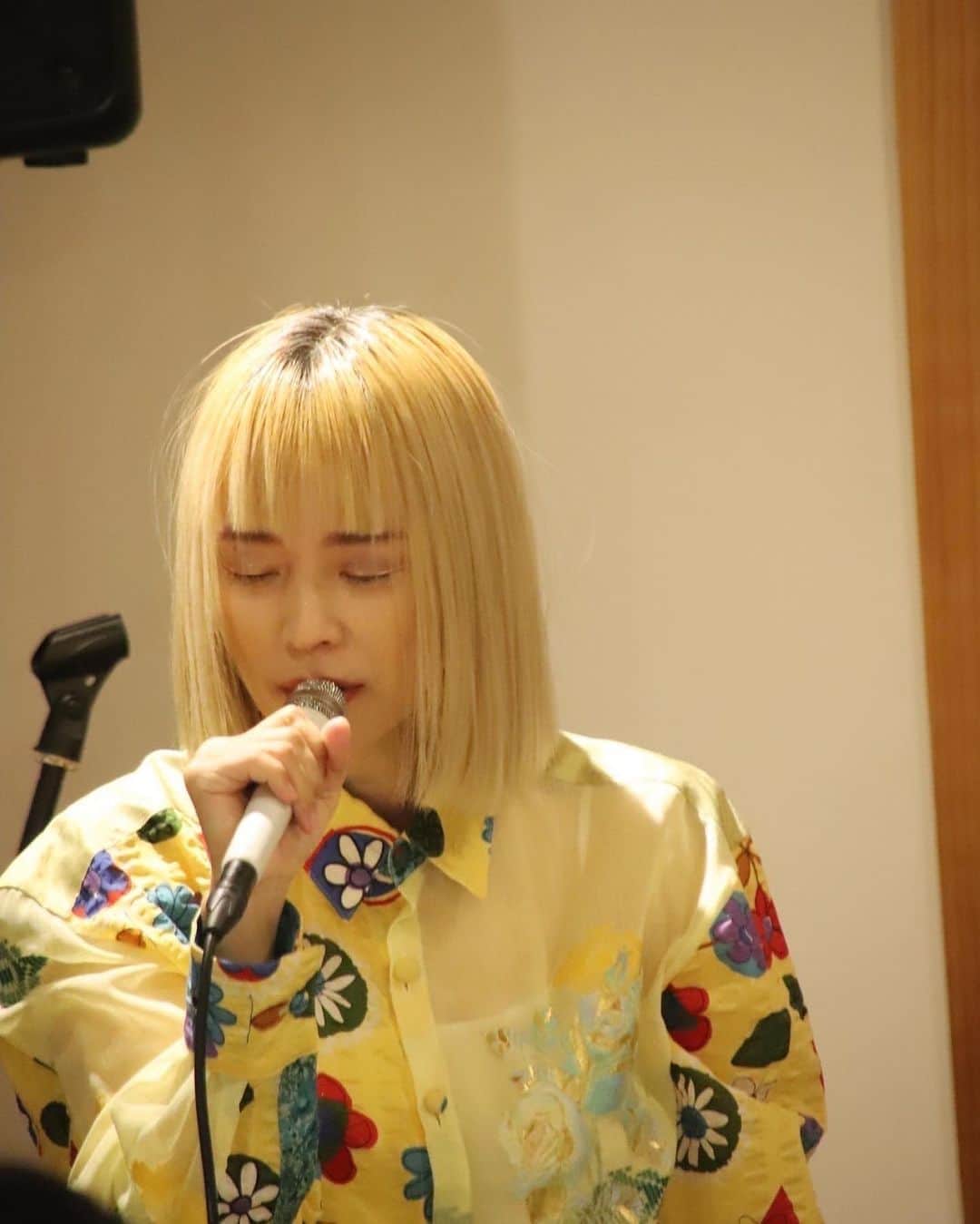 のインスタグラム：「2022.11.3 下北沢bonus track  主催　small world  acoustic guitar 伊勢啓太 vocal 川本真琴  撮影　星野佑奈  衣装　SINA SUIEN   hair make 寺尾博成（代官山KAZE）」