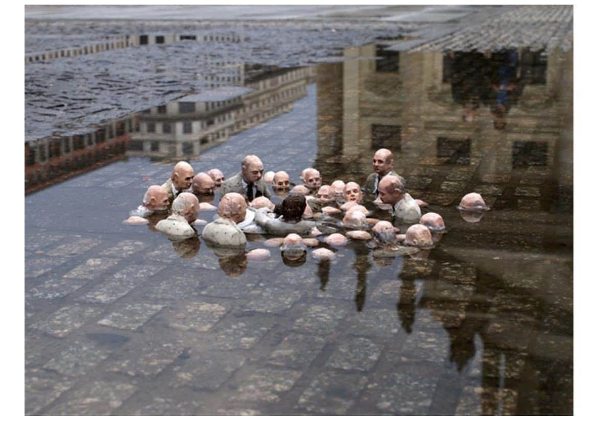 リアム・カニンガムのインスタグラム：「Politicians discuss climate change #Cop27 credit Isaac Cordal」