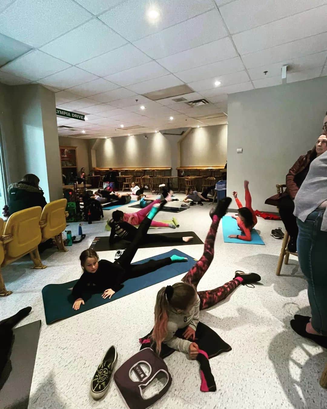 リュボーフィ・イリュシェチキナさんのインスタグラム写真 - (リュボーフィ・イリュシェチキナInstagram)「At my seminar we were very productive on ice and off ice as well. 💪 Stretching is important ☝️ that's what I said) so we did)  Also took a bunch if pictures, discussed interesting  topics about skating and just had an awesome day.  Wishing everyone great success in the season! Shine bright on your way to the top ⭐ @kingston_skating  @skateontario @skate_canada @jackson.ultima @coach.ca」11月8日 3時32分 - lubov_ilyushechkina