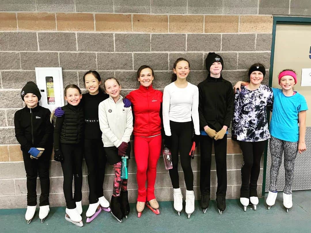 リュボーフィ・イリュシェチキナさんのインスタグラム写真 - (リュボーフィ・イリュシェチキナInstagram)「At my seminar we were very productive on ice and off ice as well. 💪 Stretching is important ☝️ that's what I said) so we did)  Also took a bunch if pictures, discussed interesting  topics about skating and just had an awesome day.  Wishing everyone great success in the season! Shine bright on your way to the top ⭐ @kingston_skating  @skateontario @skate_canada @jackson.ultima @coach.ca」11月8日 3時32分 - lubov_ilyushechkina