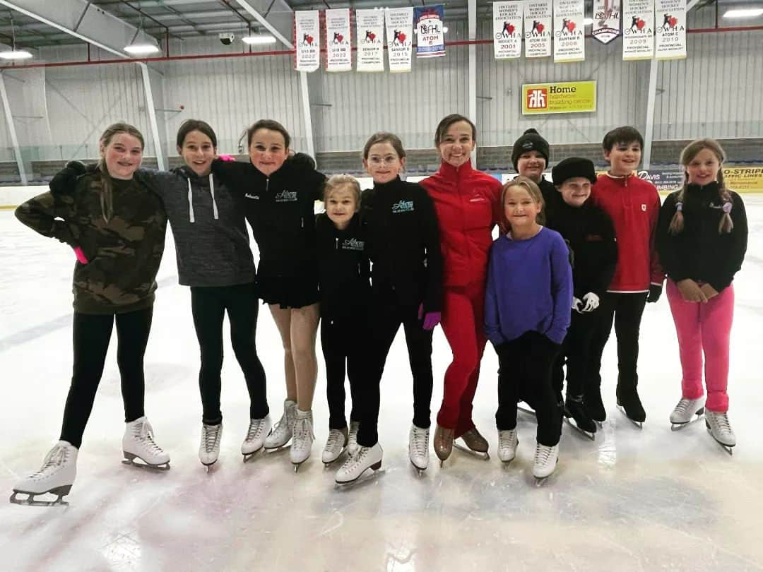 リュボーフィ・イリュシェチキナさんのインスタグラム写真 - (リュボーフィ・イリュシェチキナInstagram)「At my seminar we were very productive on ice and off ice as well. 💪 Stretching is important ☝️ that's what I said) so we did)  Also took a bunch if pictures, discussed interesting  topics about skating and just had an awesome day.  Wishing everyone great success in the season! Shine bright on your way to the top ⭐ @kingston_skating  @skateontario @skate_canada @jackson.ultima @coach.ca」11月8日 3時32分 - lubov_ilyushechkina