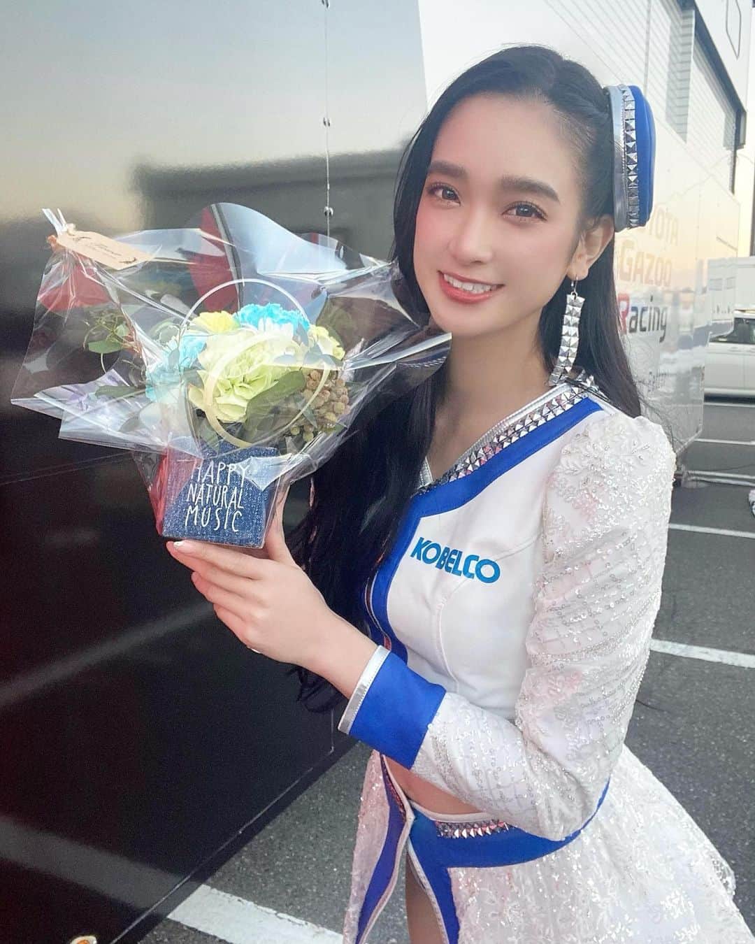 太田麻美のインスタグラム：「SUPER GT茂木最終戦でファンの皆さんからサプライズで素敵なお花をいただきました☺️💐 とても嬉しかったです💖 お手紙も読ませていただきました🫶🏻 今シーズンもついてきてくれて、私と一緒に駆け抜けてくれて本当に有り難うございました🥰  #racequeen #rq #tgrteamsard #kobelco #kobelcogirls #レースクイーン #コベルコガールズ」