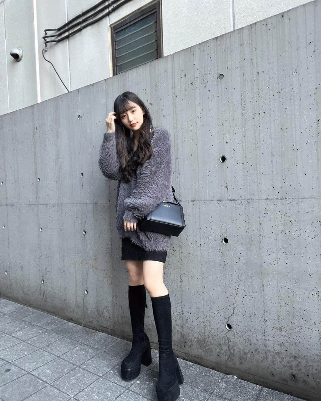 尾野寺みさのインスタグラム：「黒髪でも重く見えすぎないグレーのニットカーディガン使いやすい🧶」