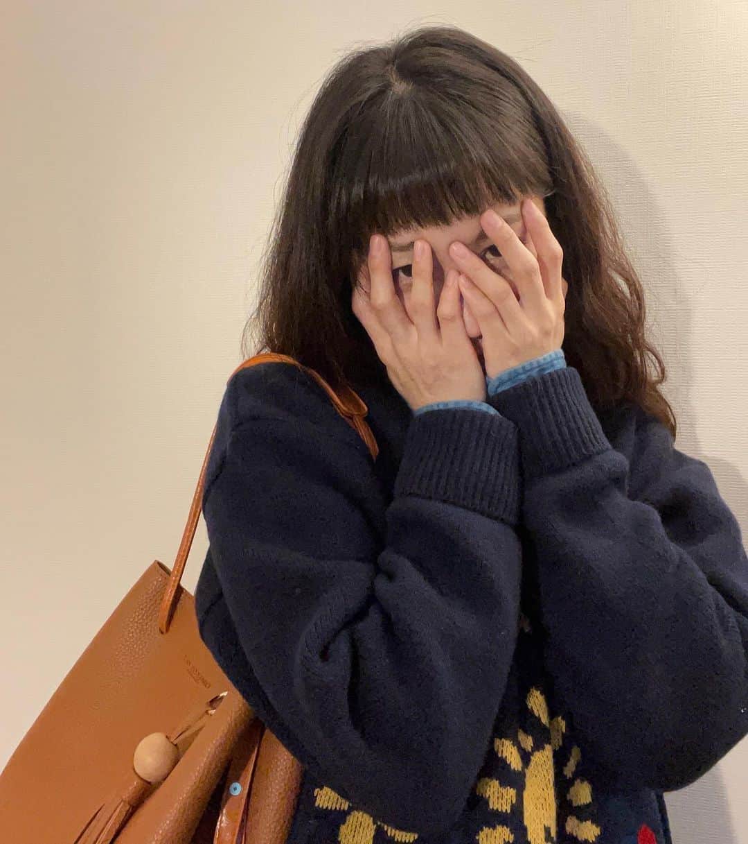 パク・ミンジさんのインスタグラム写真 - (パク・ミンジInstagram)「주말 지나니 반짝 안 추워서 또똣한 니트에 짧치!  이런 차림도 슬슬 마지막일듯..ㅎㅎ 🥲🍁  #빅웨이브컬렉티브 @bigwave_collective」11月7日 19時57分 - kannamingoo