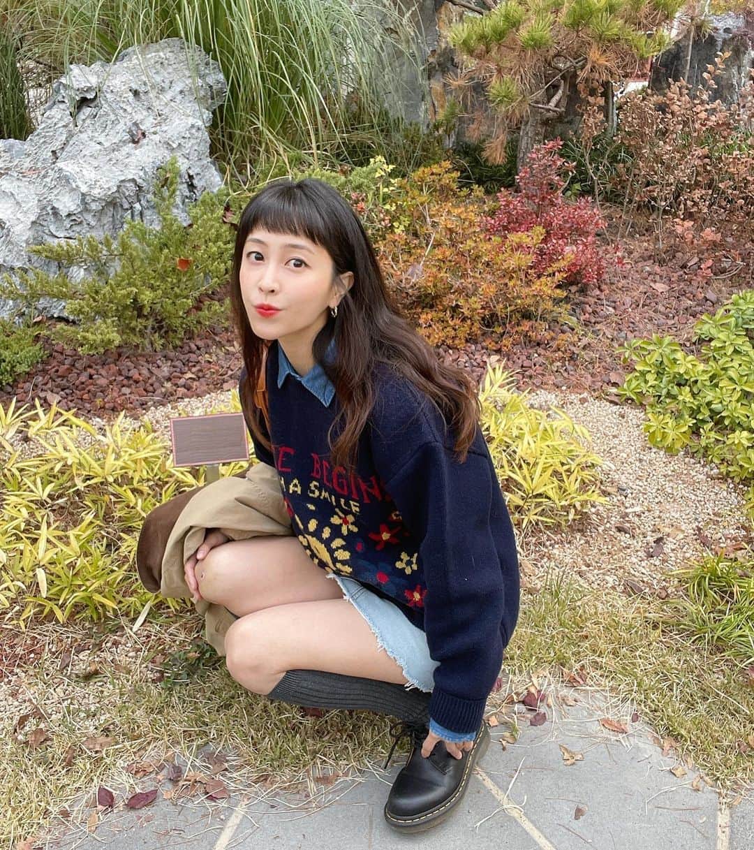 パク・ミンジさんのインスタグラム写真 - (パク・ミンジInstagram)「주말 지나니 반짝 안 추워서 또똣한 니트에 짧치!  이런 차림도 슬슬 마지막일듯..ㅎㅎ 🥲🍁  #빅웨이브컬렉티브 @bigwave_collective」11月7日 19時57分 - kannamingoo