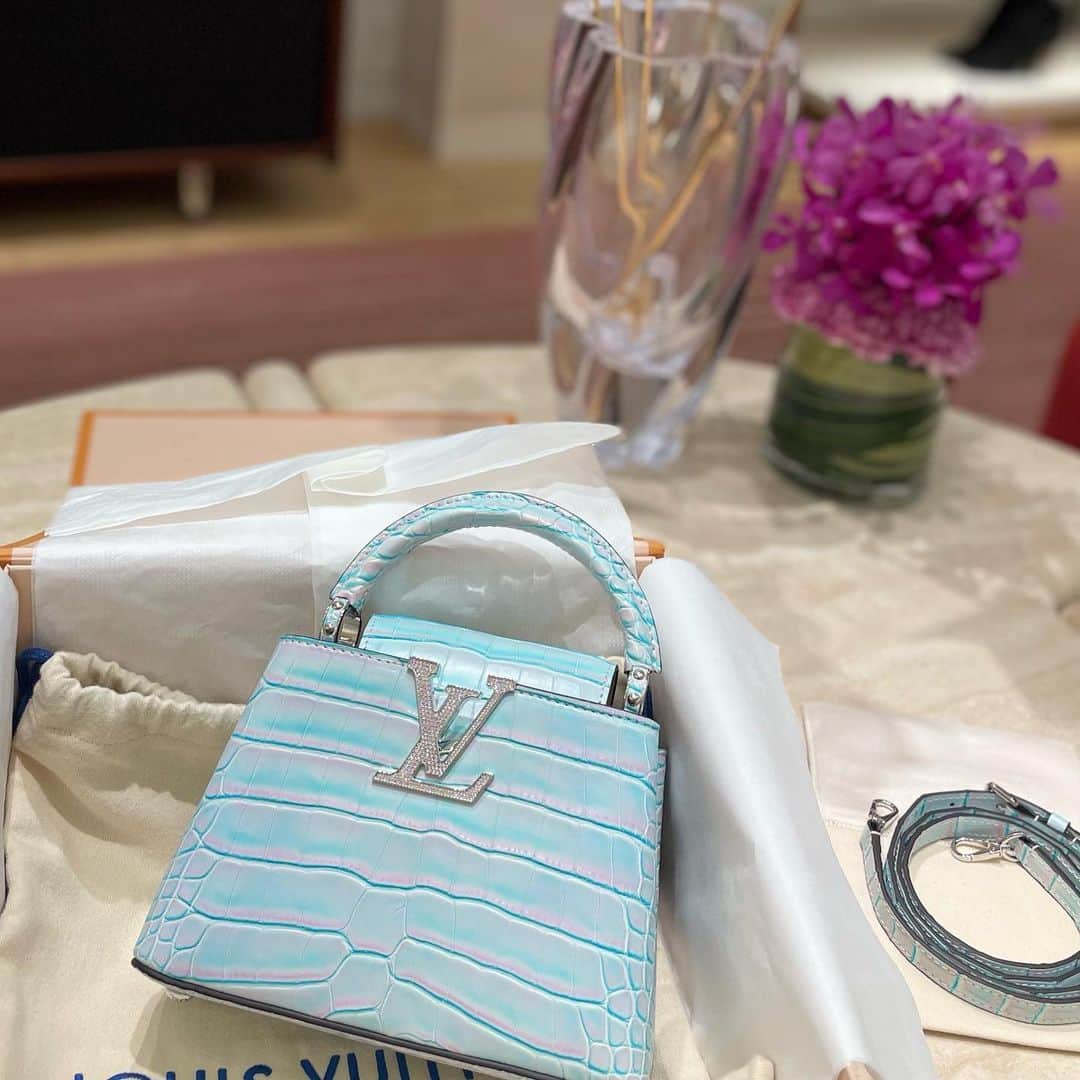 さとみのインスタグラム：「🐊💌  一目惚れ😽💕  #louisvuitton  #カプシーヌ  #クロコダイル」